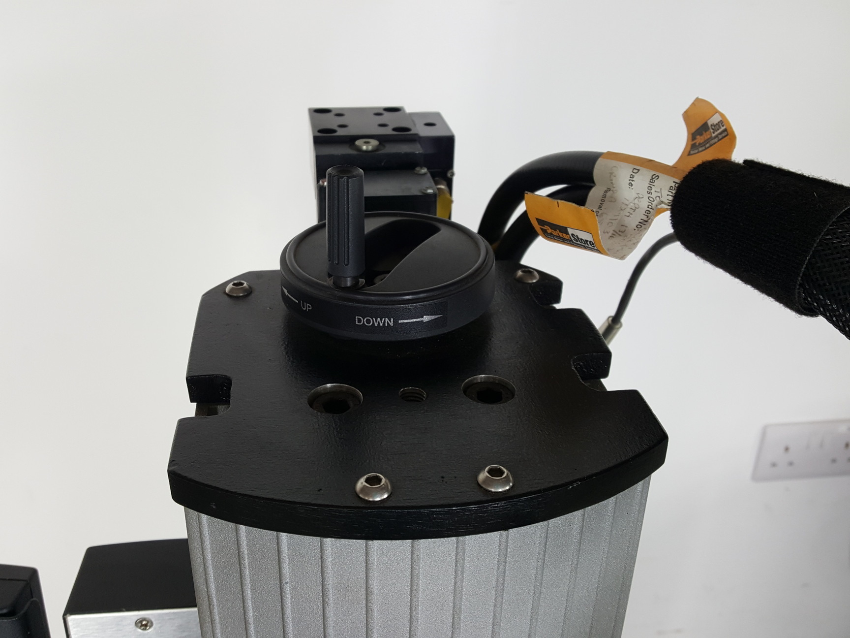 Image of Instron 8841 1kN DynaMight Servo Hydraulic Dynamic Test System - Savery Lab