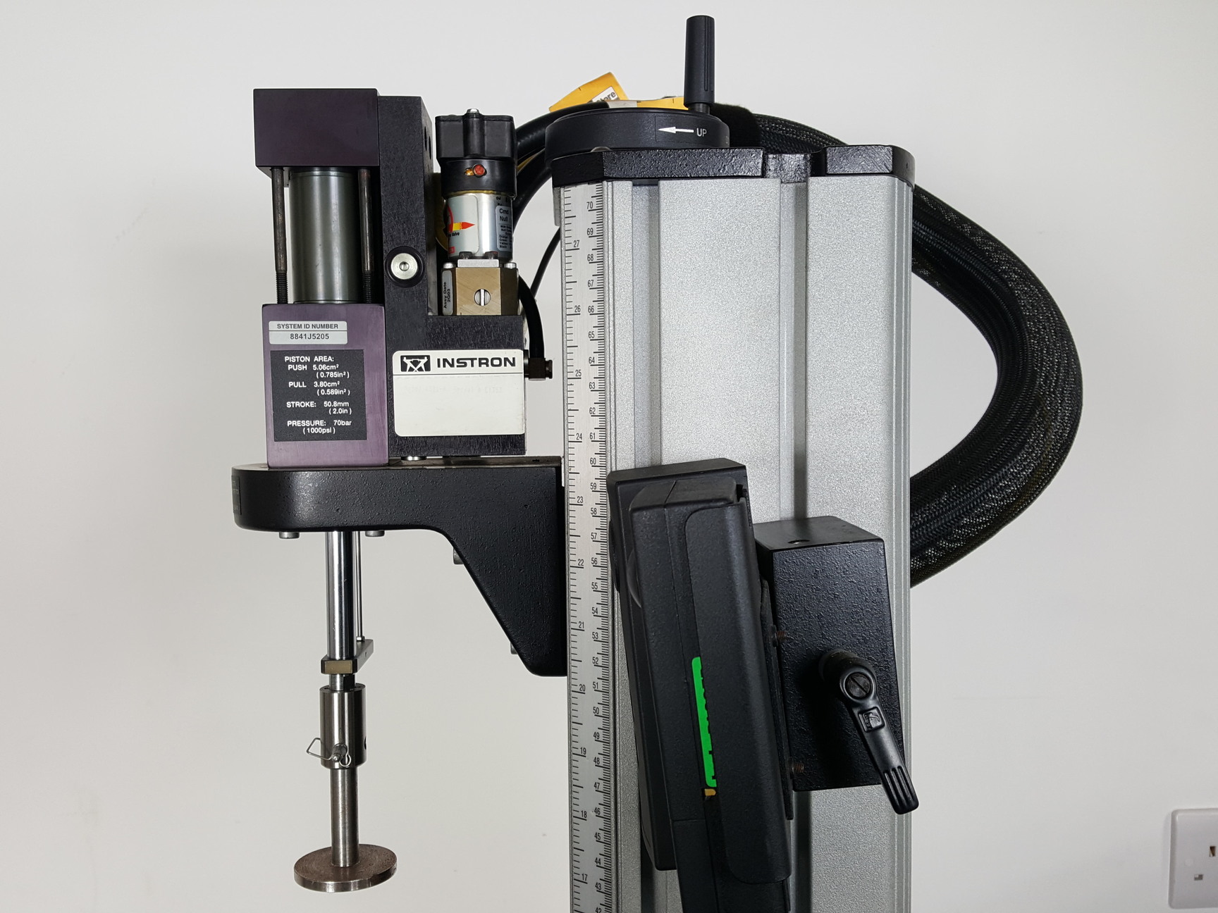 Image of Instron 8841 1kN DynaMight Servo Hydraulic Dynamic Test System - Savery Lab