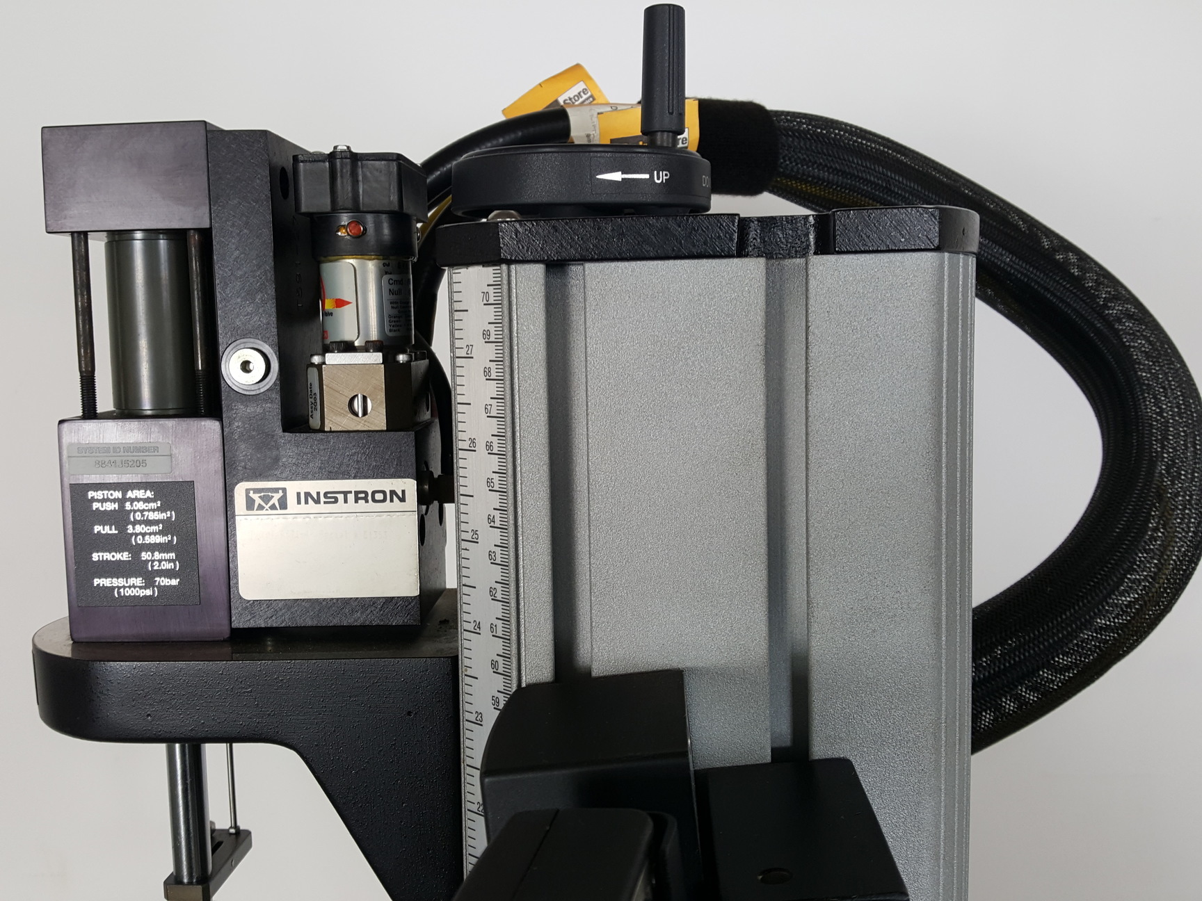 Image of Instron 8841 1kN DynaMight Servo Hydraulic Dynamic Test System - Savery Lab
