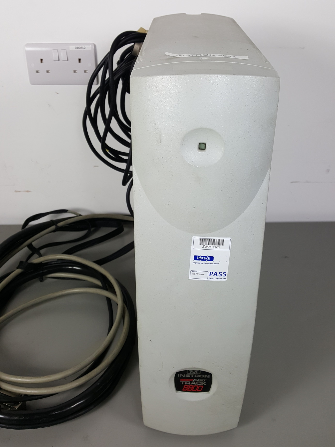 Image of Instron 8841 1kN DynaMight Servo Hydraulic Dynamic Test System - Savery Lab