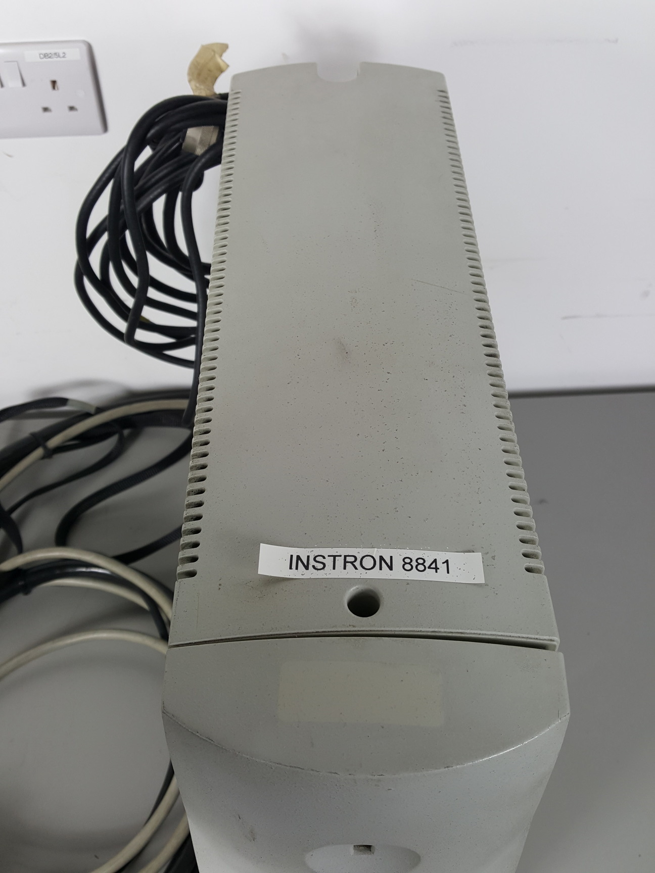 Image of Instron 8841 1kN DynaMight Servo Hydraulic Dynamic Test System - Savery Lab