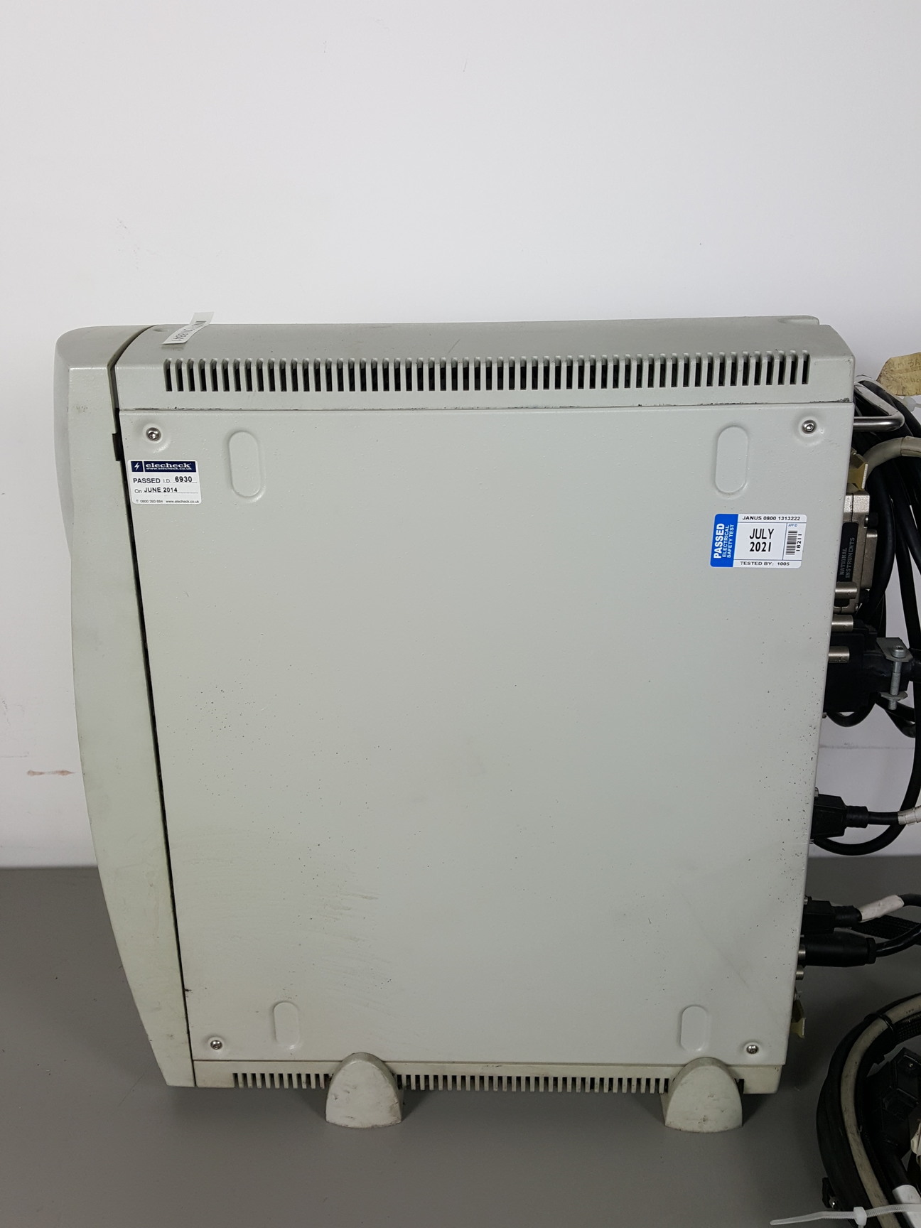 Image of Instron 8841 1kN DynaMight Servo Hydraulic Dynamic Test System - Savery Lab