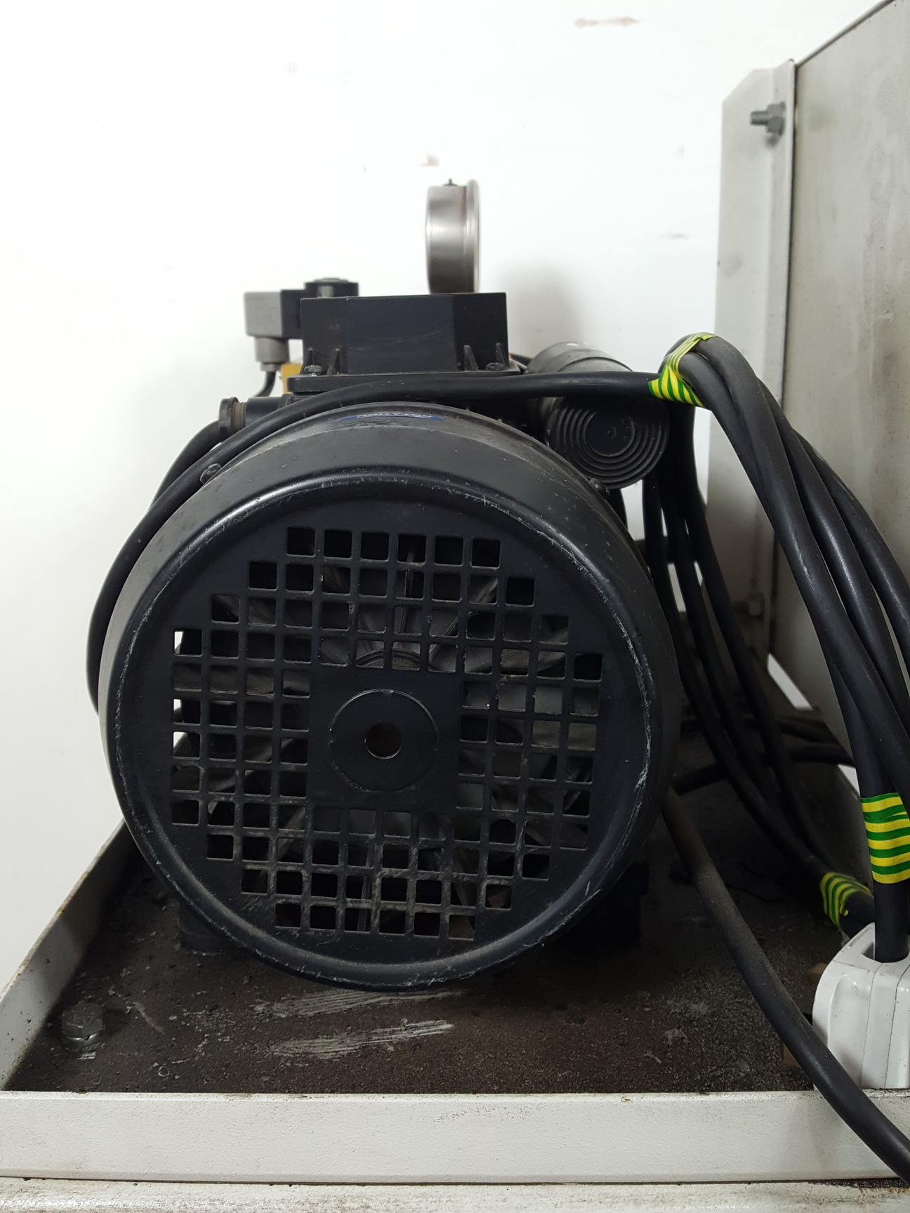 Image of Instron 8841 1kN DynaMight Servo Hydraulic Dynamic Test System - Savery Lab