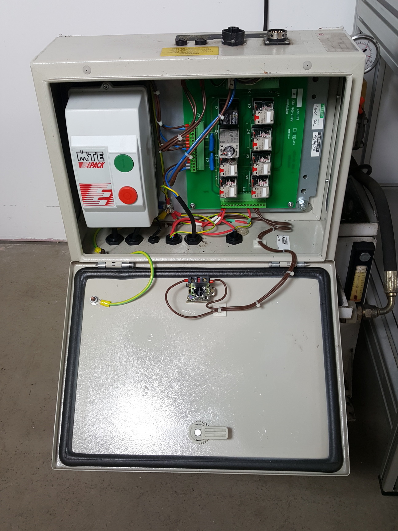 Image of Instron 8841 1kN DynaMight Servo Hydraulic Dynamic Test System - Savery Lab