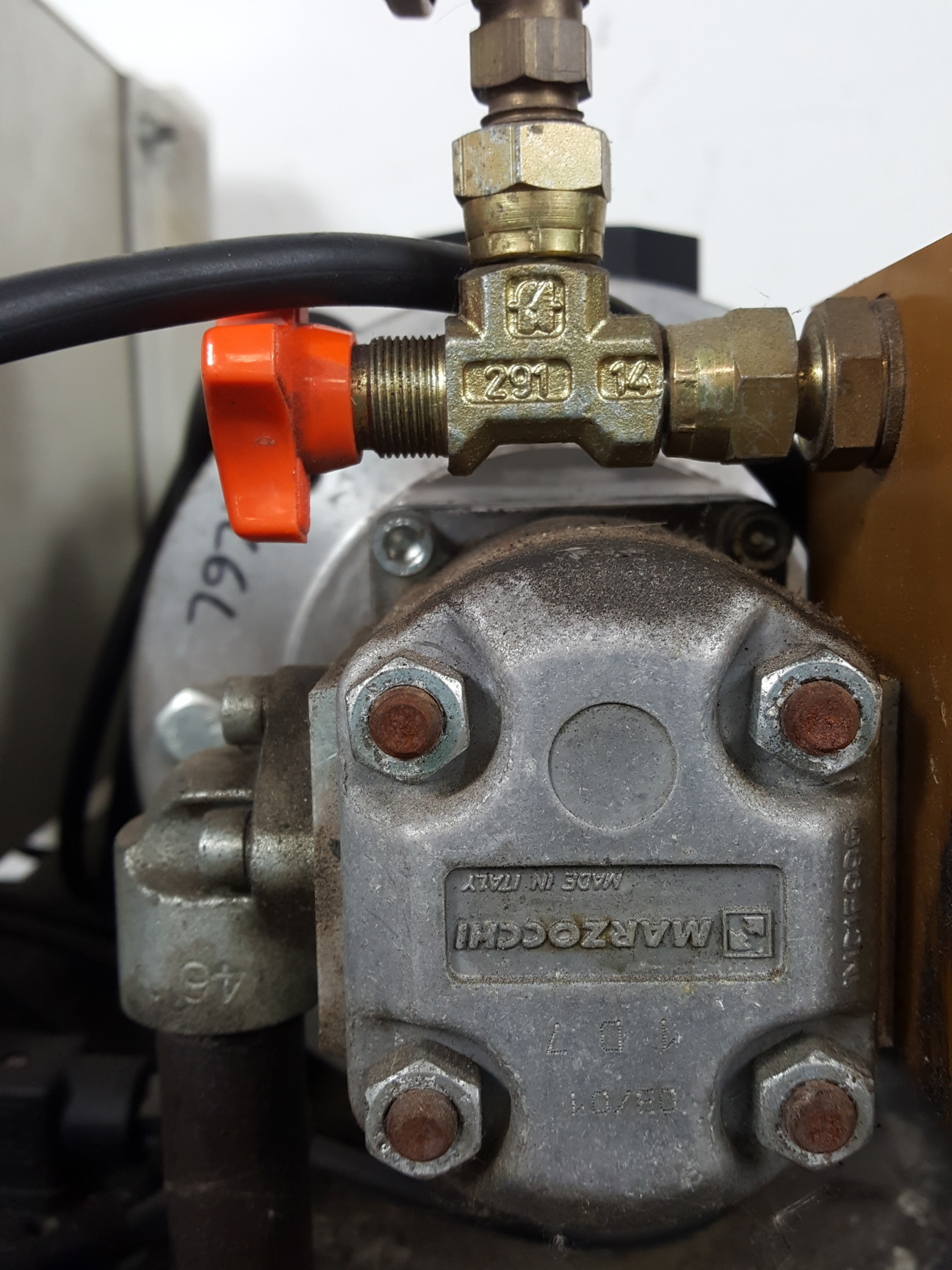 Image of Instron 8841 1kN DynaMight Servo Hydraulic Dynamic Test System - Savery Lab