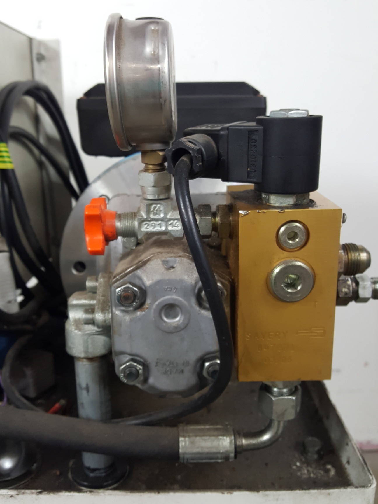 Image of Instron 8841 1kN DynaMight Servo Hydraulic Dynamic Test System - Savery Lab