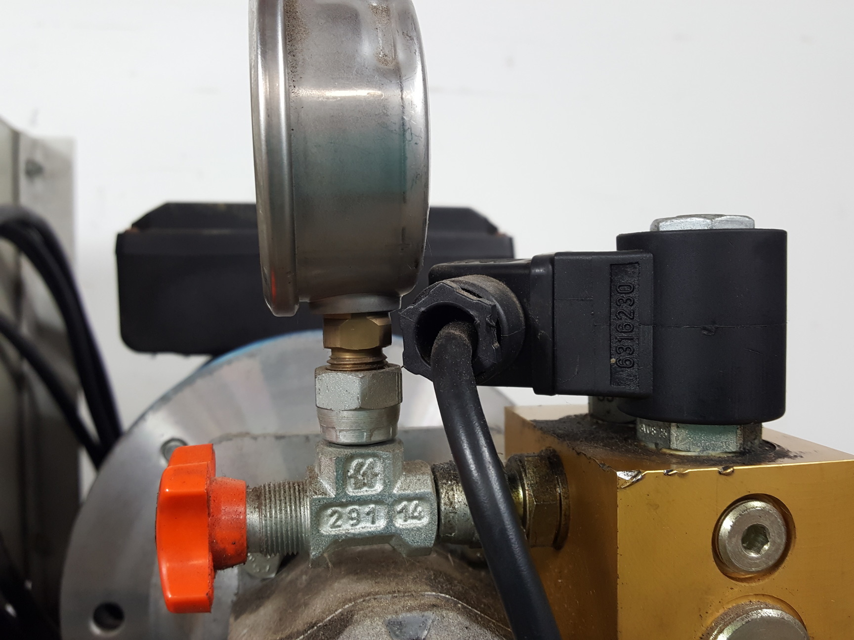 Image of Instron 8841 1kN DynaMight Servo Hydraulic Dynamic Test System - Savery Lab