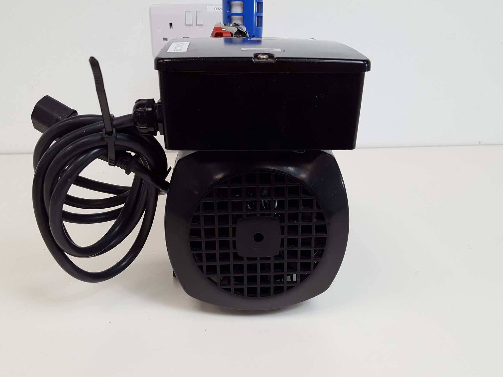 Image of ULVAC Rotary Blade Pump Vacuum Pump Model GLD-040 Lab