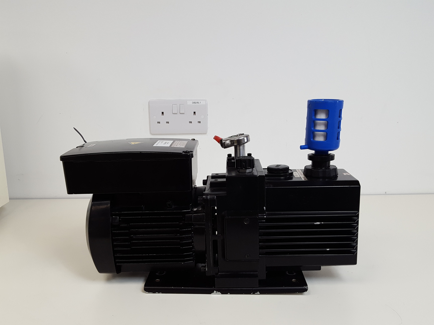Image of ULVAC Rotary Blade Pump Vacuum Pump Model GLD-040 Lab