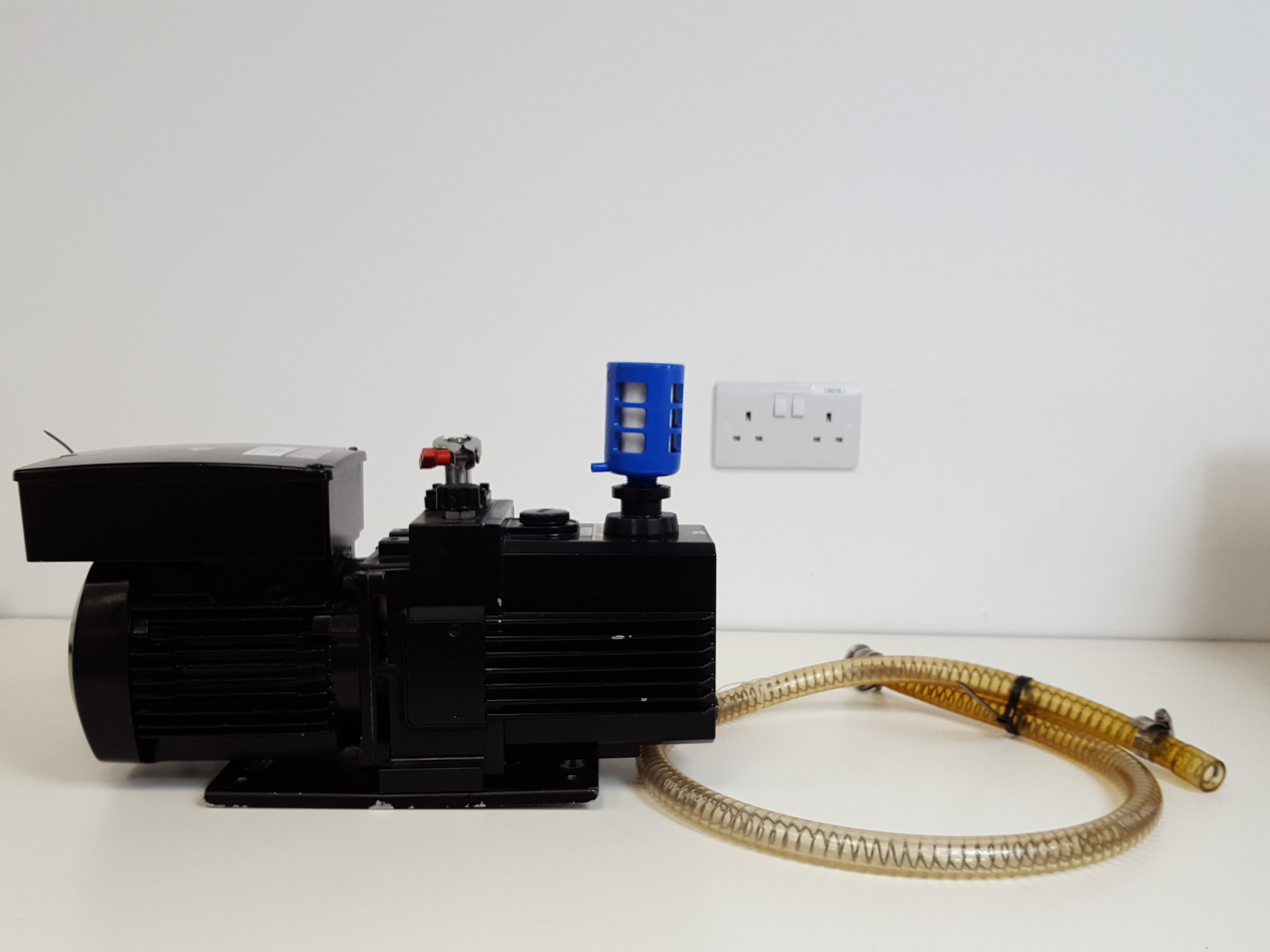 Image of ULVAC Rotary Blade Pump Vacuum Pump Model GLD-040 Lab