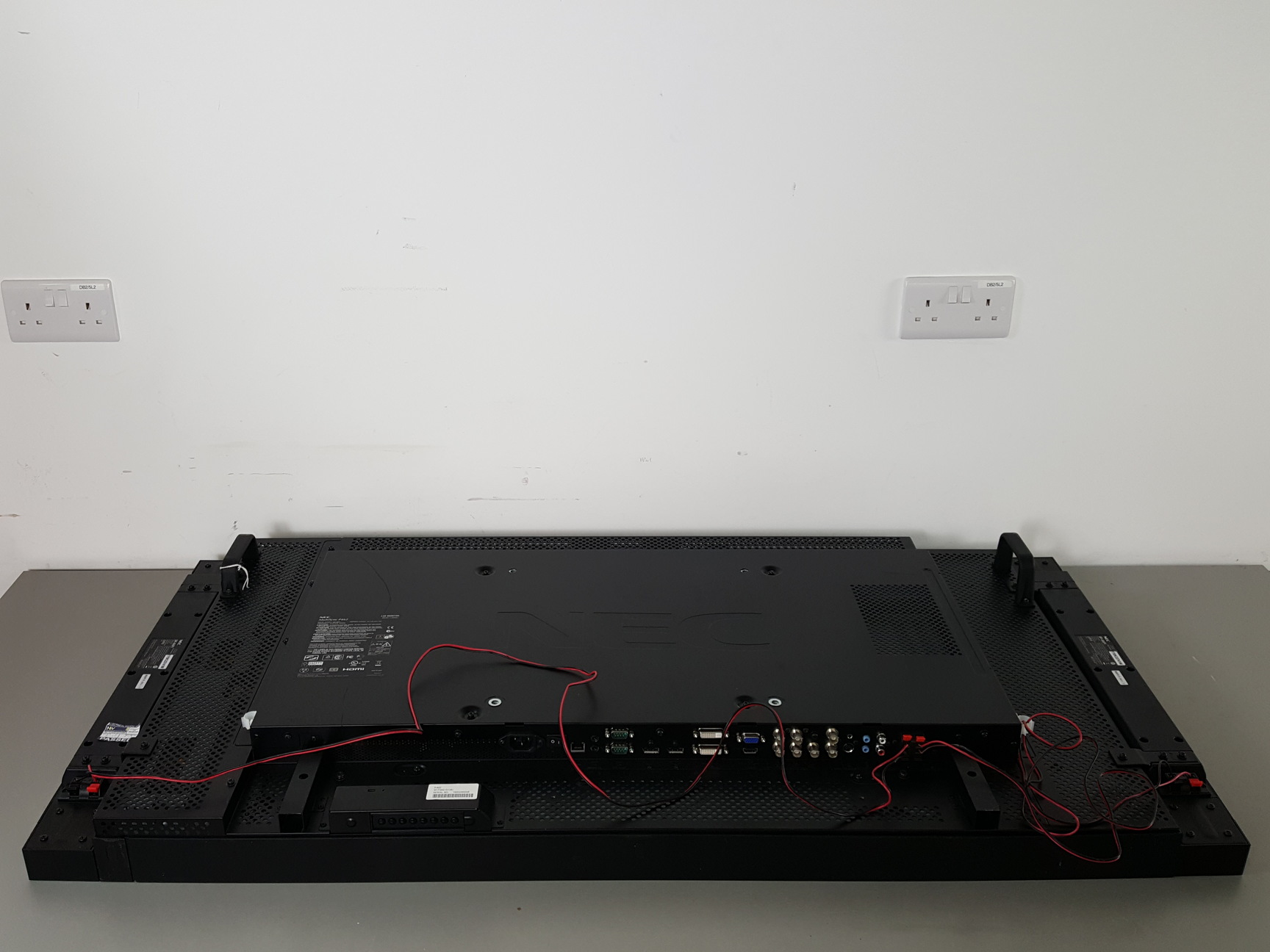 Image of NEC MultiSync P462 46" Monitor Model L46OU6 with 2 x Speakers SP-4046PV