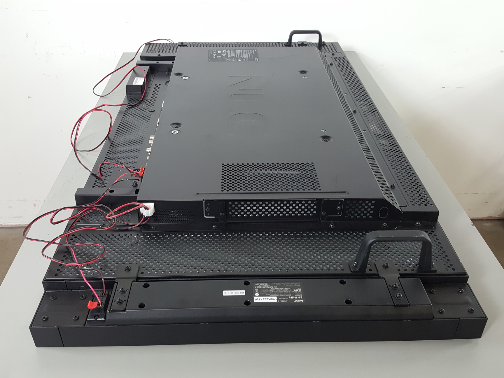 Image of NEC MultiSync P462 46" Monitor Model L46OU6 with 2 x Speakers SP-4046PV