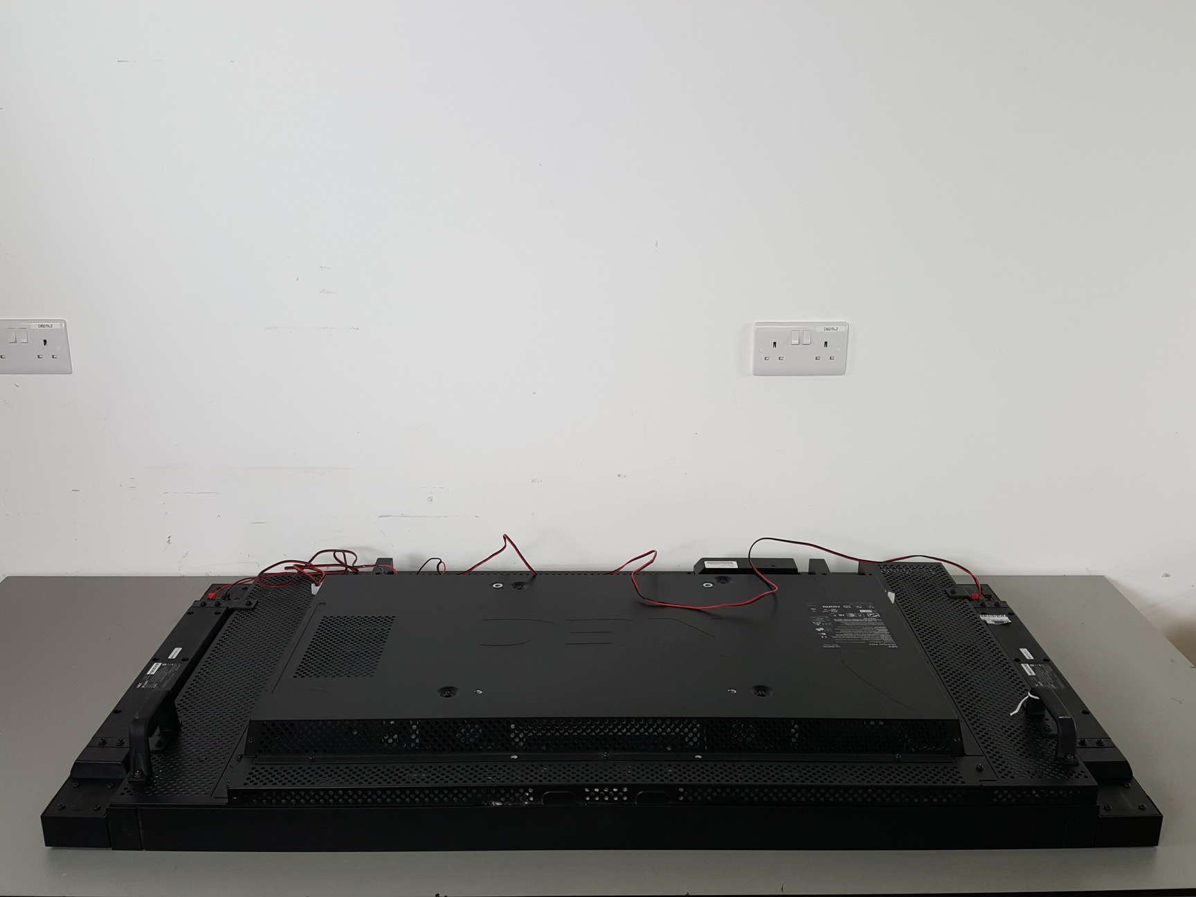Image of NEC MultiSync P462 46" Monitor Model L46OU6 with 2 x Speakers SP-4046PV