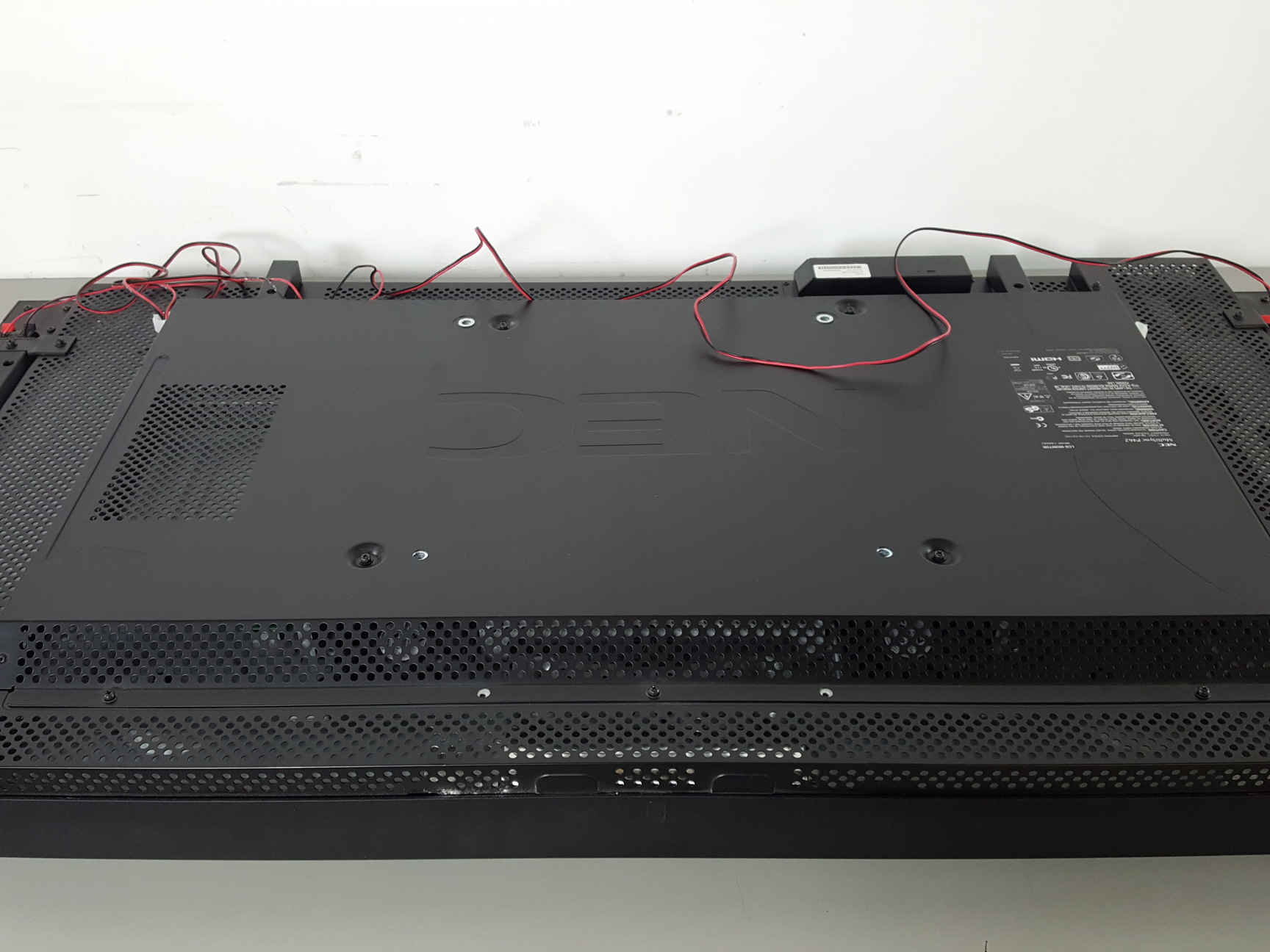 Image of NEC MultiSync P462 46" Monitor Model L46OU6 with 2 x Speakers SP-4046PV
