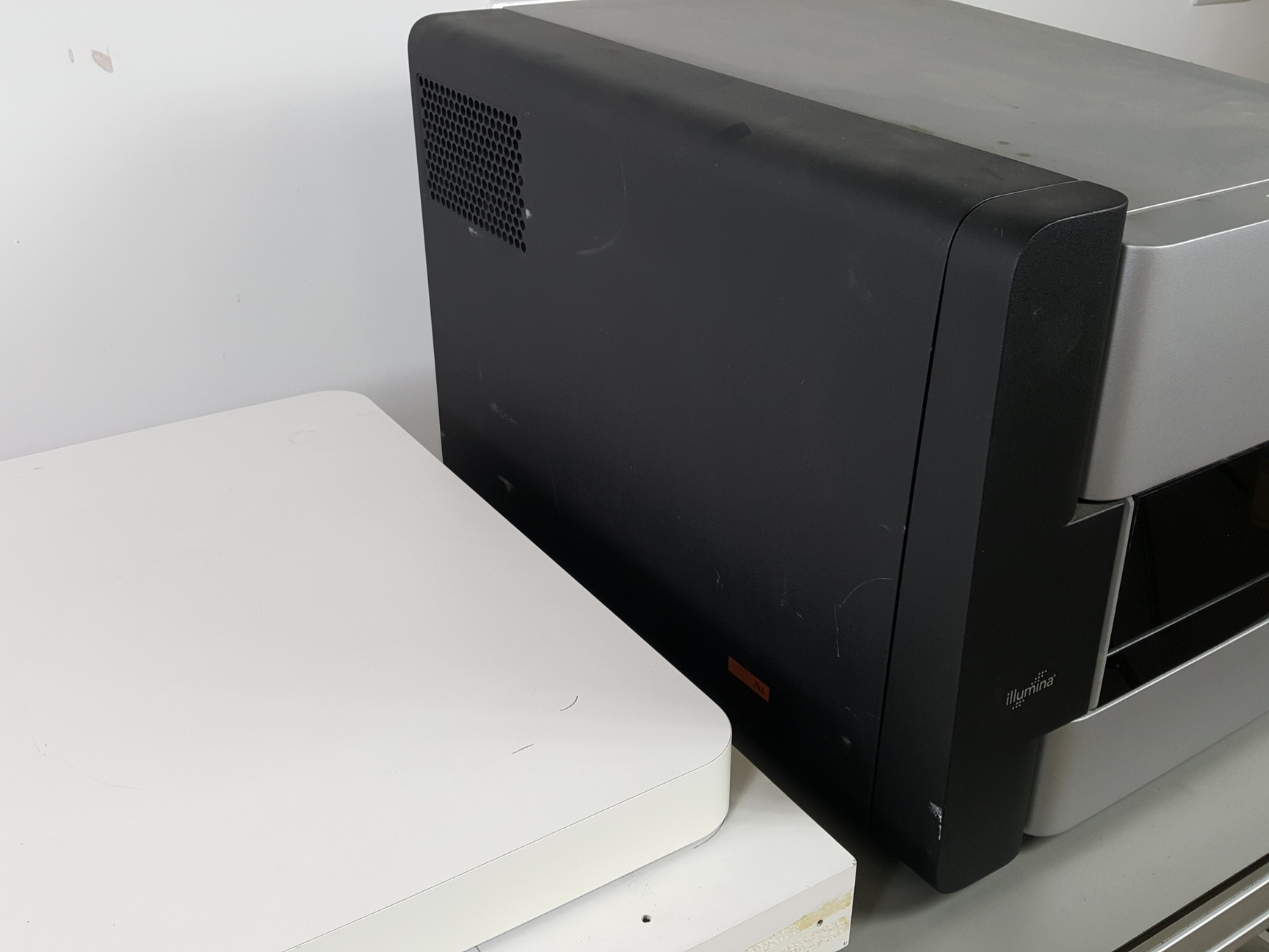 Image of Illumina iScan SY-101-1001 Array Scanner with Newport Isolation System & UPS Lab