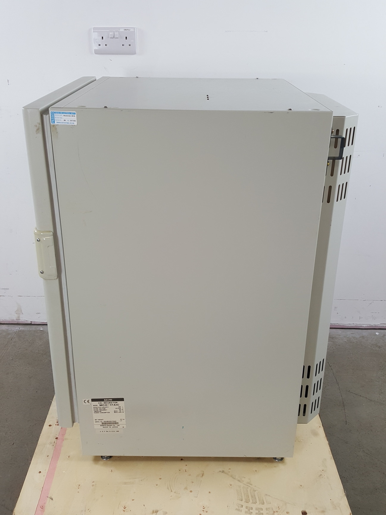 Image of Sanyo C02 Laboratory Incubator Model - MCO-17 AIC Lab