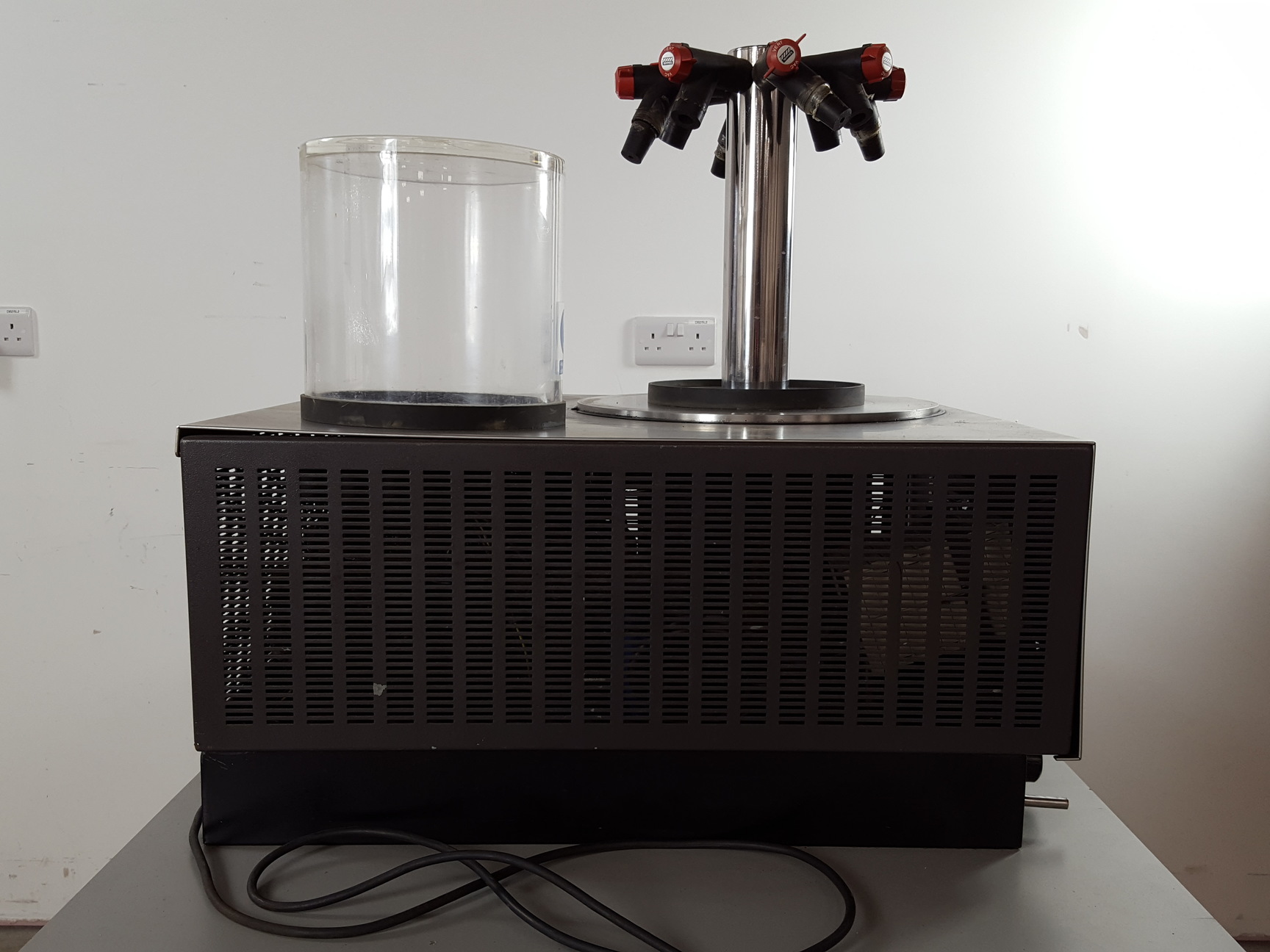 Image of EDWARDS Modulyo Freeze Dryer EF4 Lab + Accessories