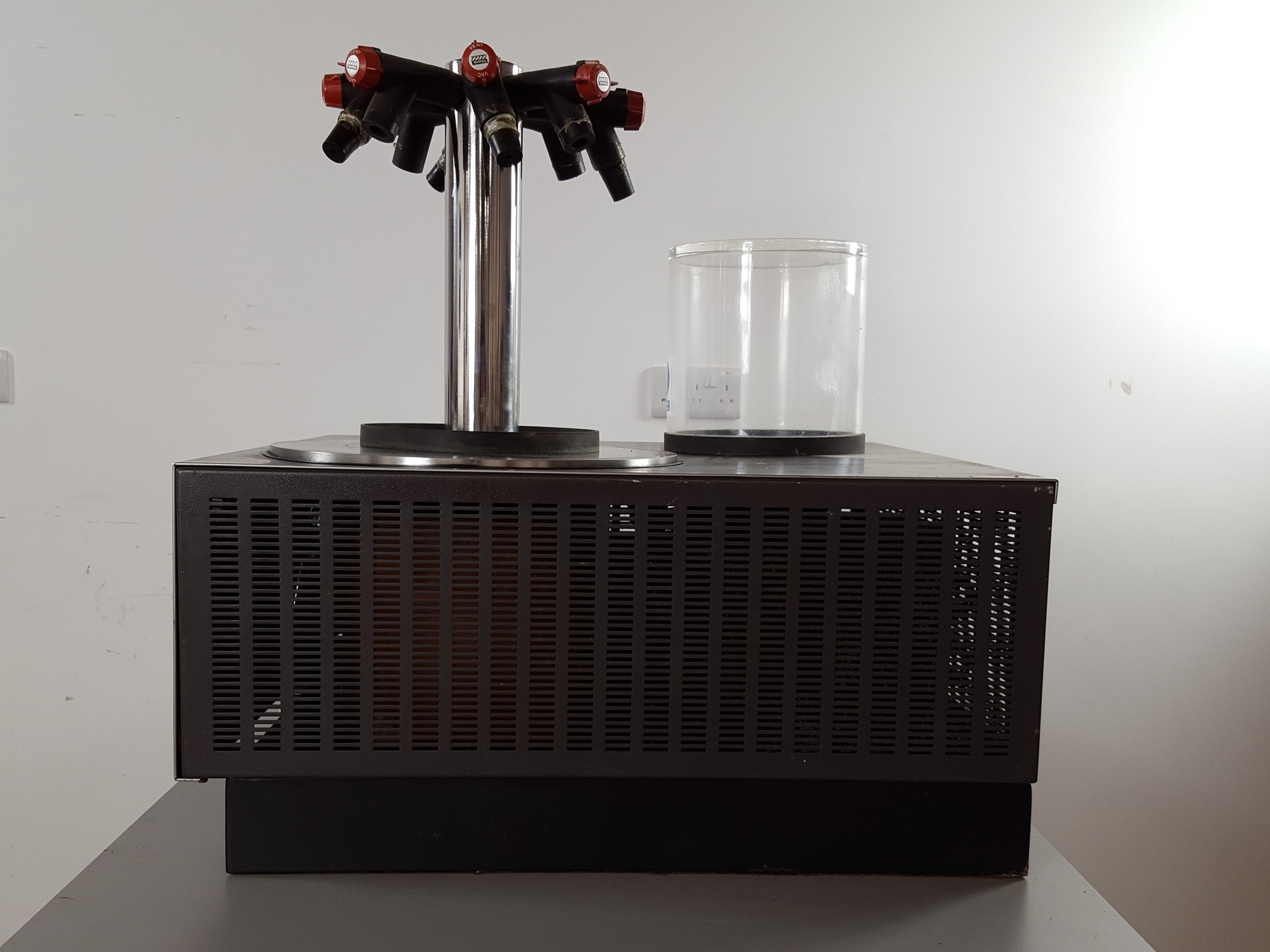 Image of EDWARDS Modulyo Freeze Dryer EF4 Lab + Accessories