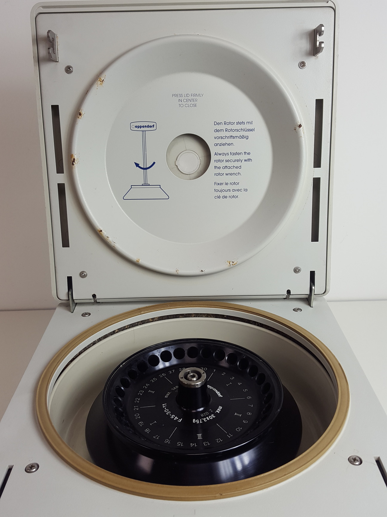 Image of Eppendorf Benchtop Laboratory Centrifuge Model 5417C with 14000rpm Rotor Lab