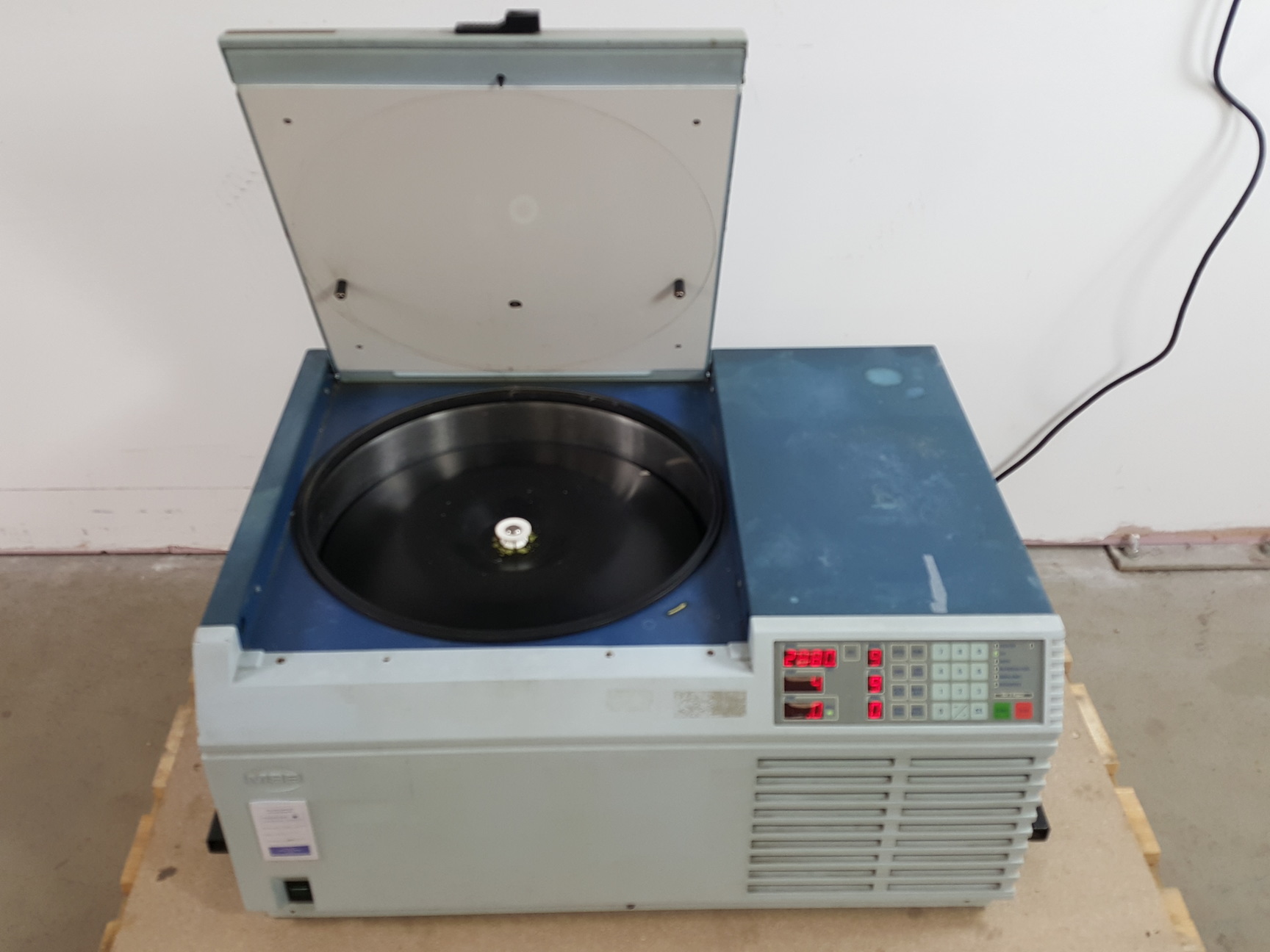 Image of Fisons MSE Mistral 3000i Centrifuge w/ 3600rpm 750ml Swing Bucket Rotor Lab
