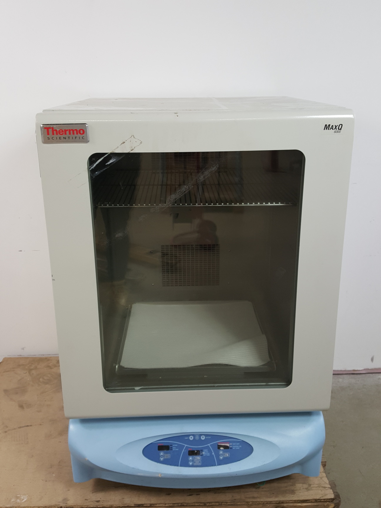 Image of Thermo Scientific MaxQ 6000 Refrigerated Incubator Shaker SHKE6000-8CE Faulty
