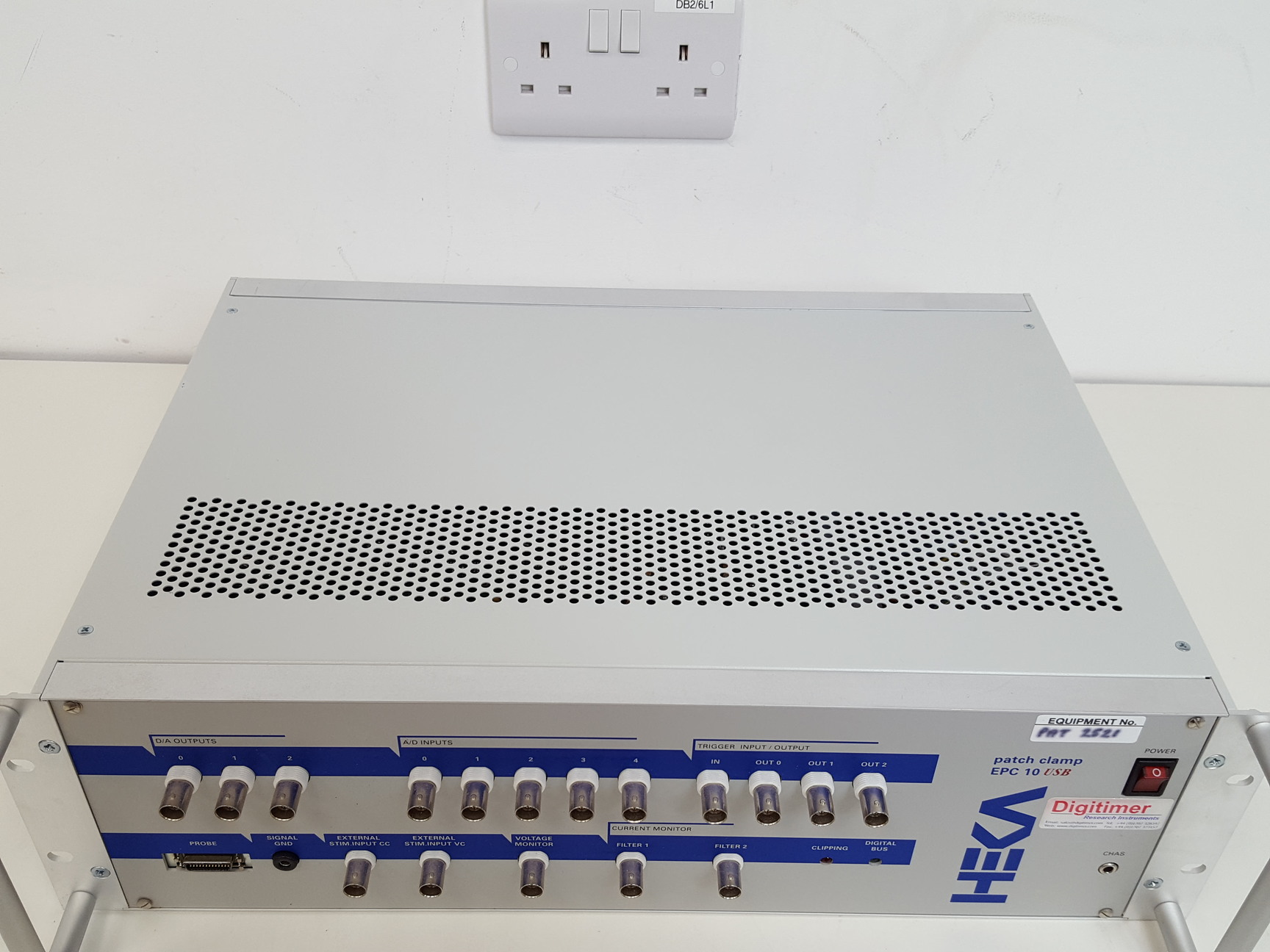 Image of HEKA Elektronik EPC 10 Single Patch Clamp Amplifier with MC 10 Model Circuit Lab