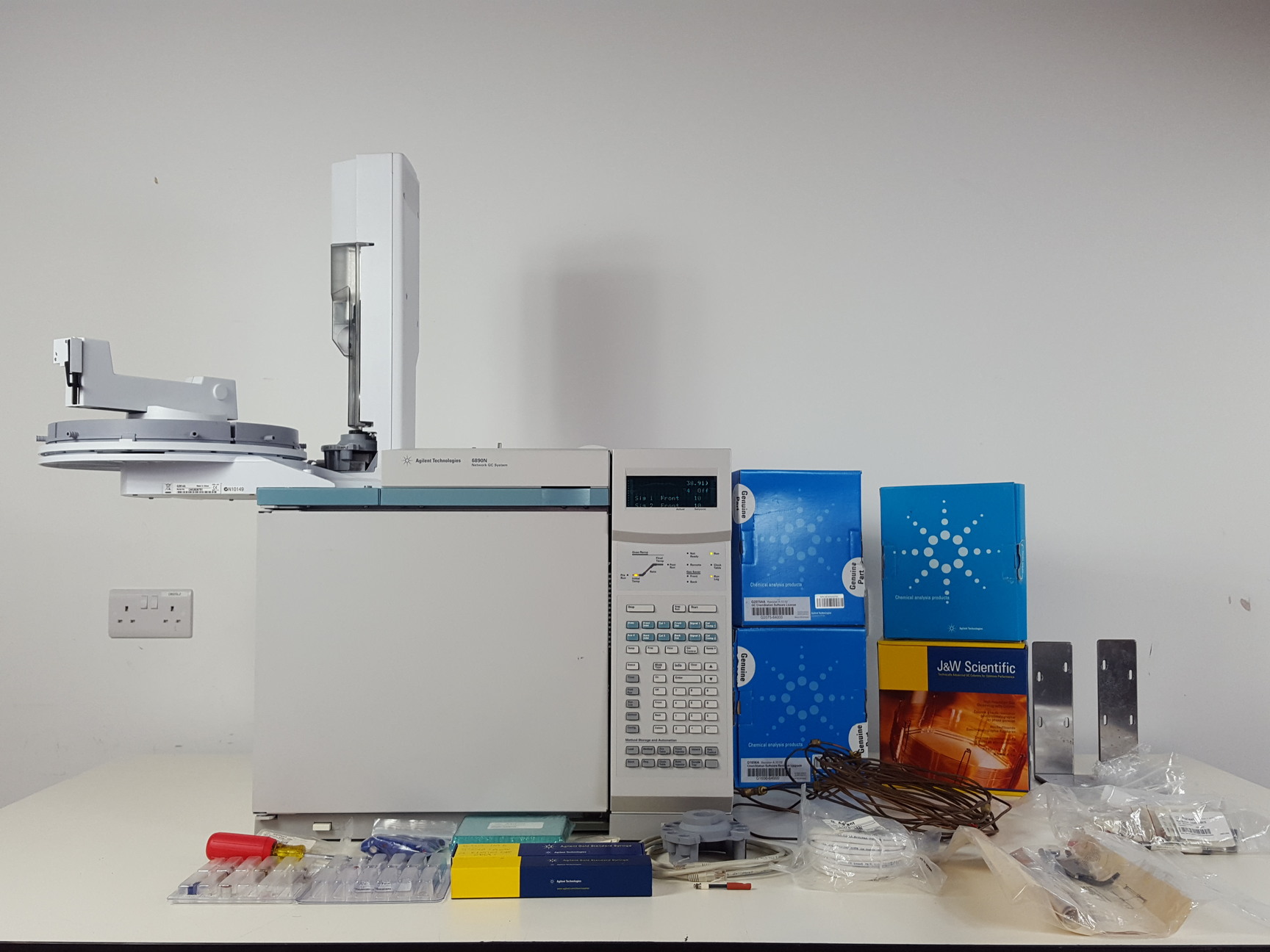 Image of Agilent Network GC System Gas Chromatograph 6890N + Software - 7683B G2913A  Lab