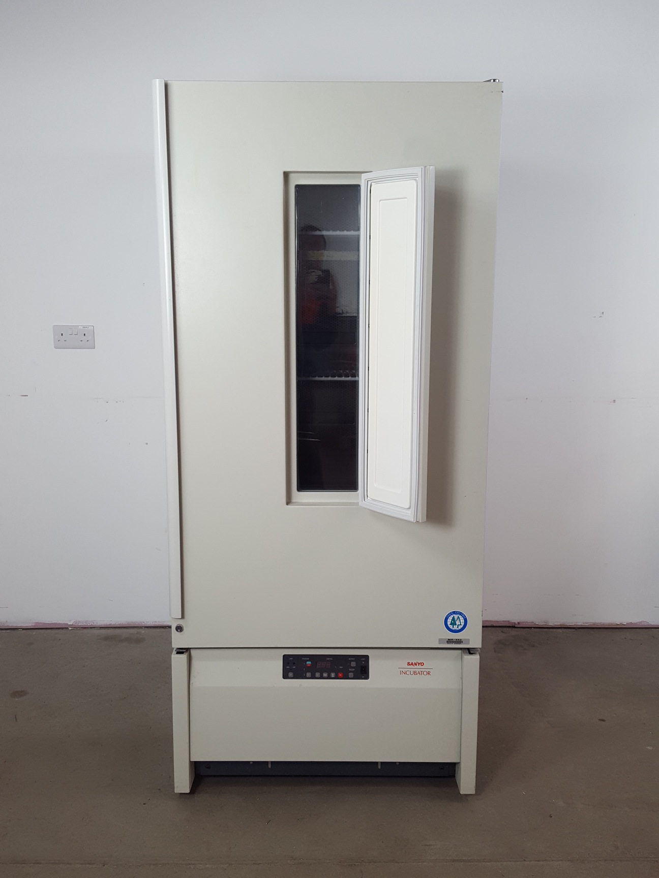 Image of Sanyo MIR-553 Refrigerated Laboratory Incubator Lab