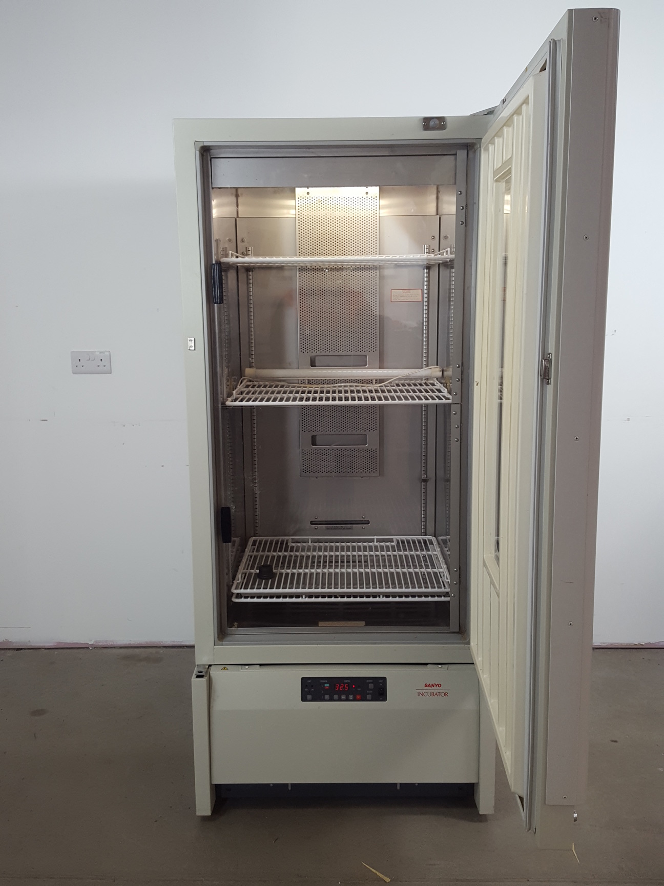 Image of Sanyo MIR-553 Refrigerated Laboratory Incubator Lab