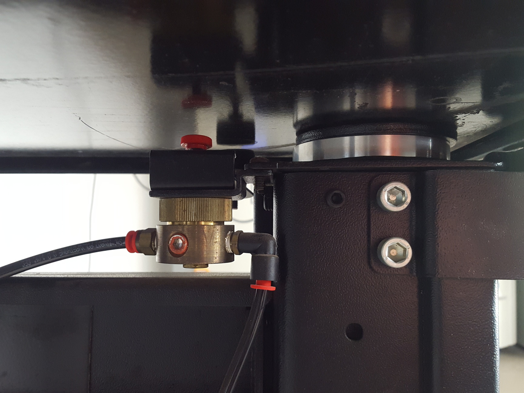 Image of TMC Model 63-554 Vibration Isolation Optical Table with Faraday Cage Lab