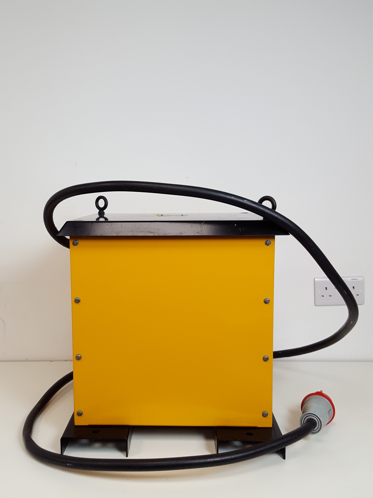 Image of Majestic Transformer Co. 16 AMP Custom Transformer Laser Lab