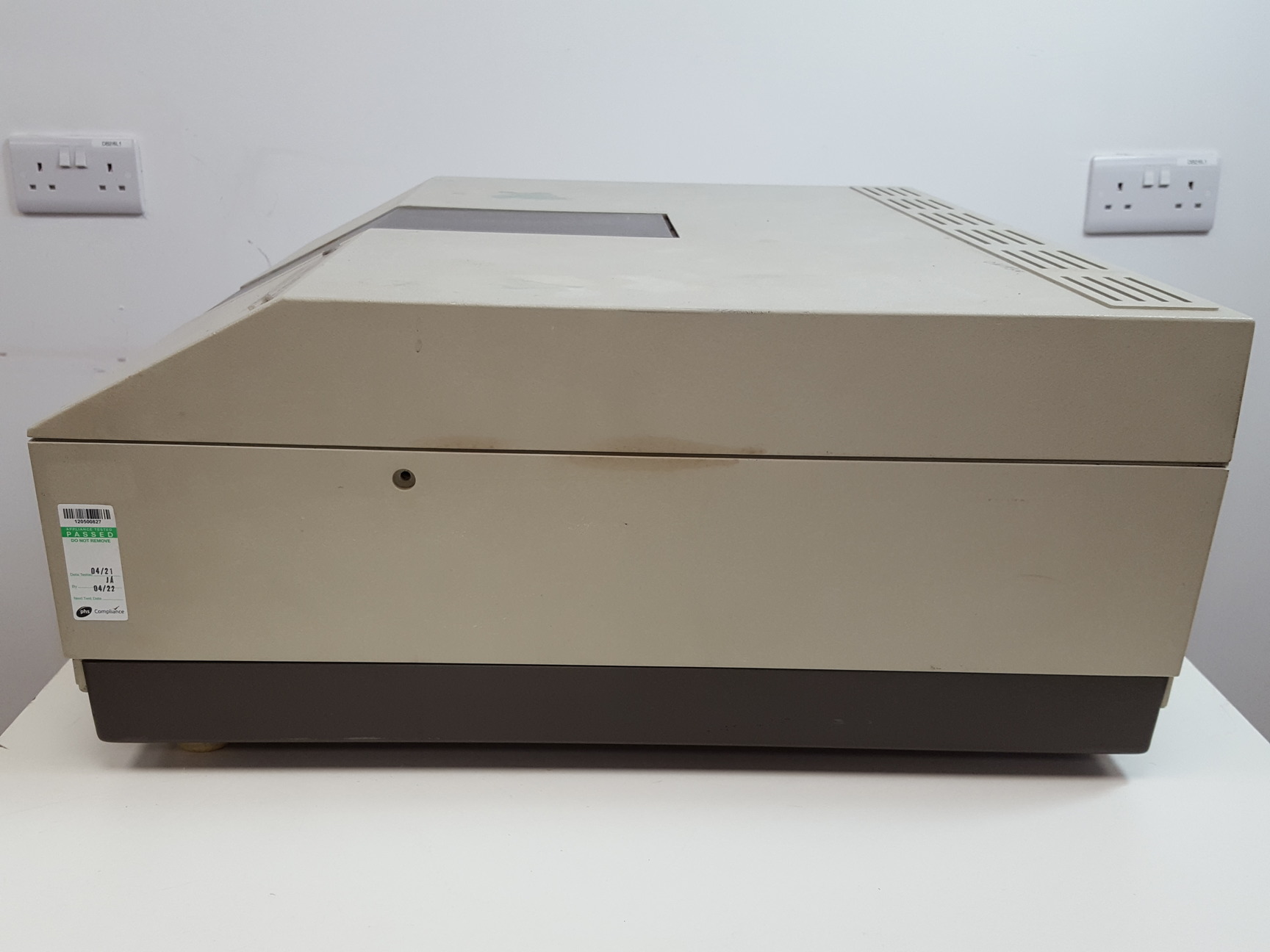 Image of Perkin-Elmer Lambda 5 UV/VIS Spectrophotometer Lab