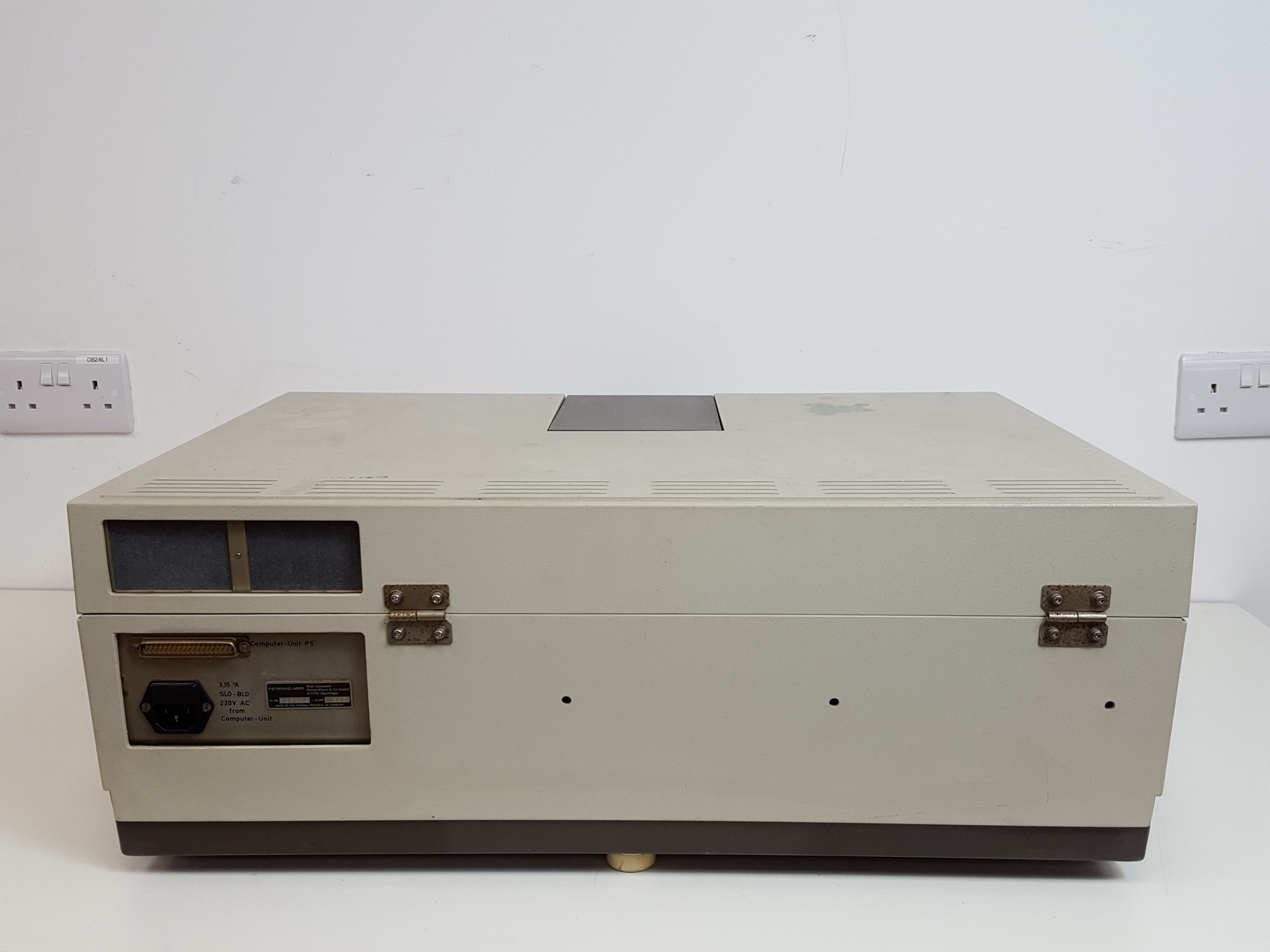 Image of Perkin-Elmer Lambda 5 UV/VIS Spectrophotometer Lab