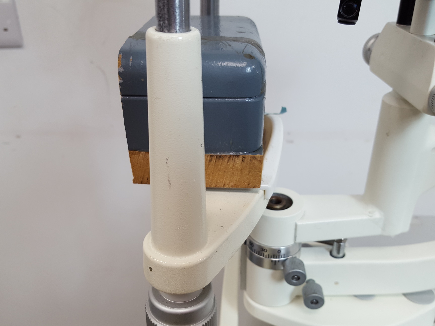 Image of Takagi Eye Examination Ophthalmology Bio-Microscope Slit Lamp & Electric Table 