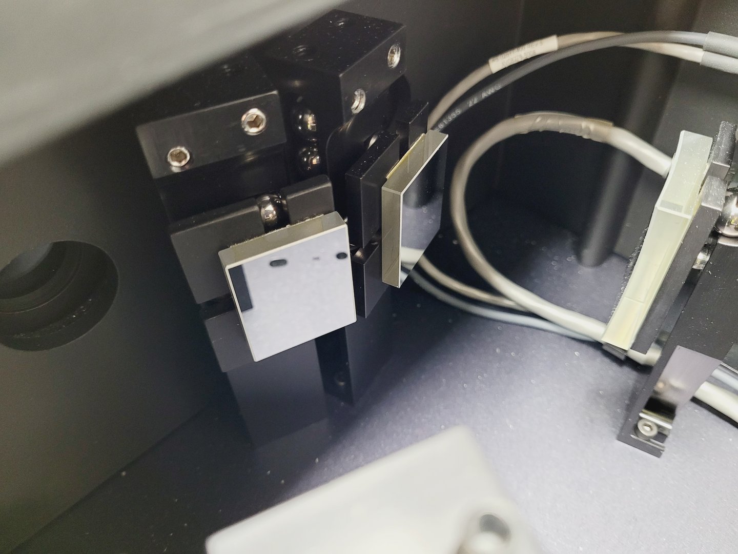 Image of Perkin Elmer Lambda 750 UV/VIS Spectrometer Lab