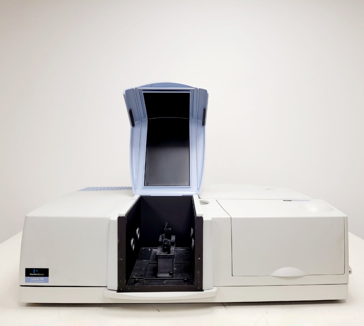 Image of Perkin Elmer Lambda 750 UV/VIS Spectrometer Lab