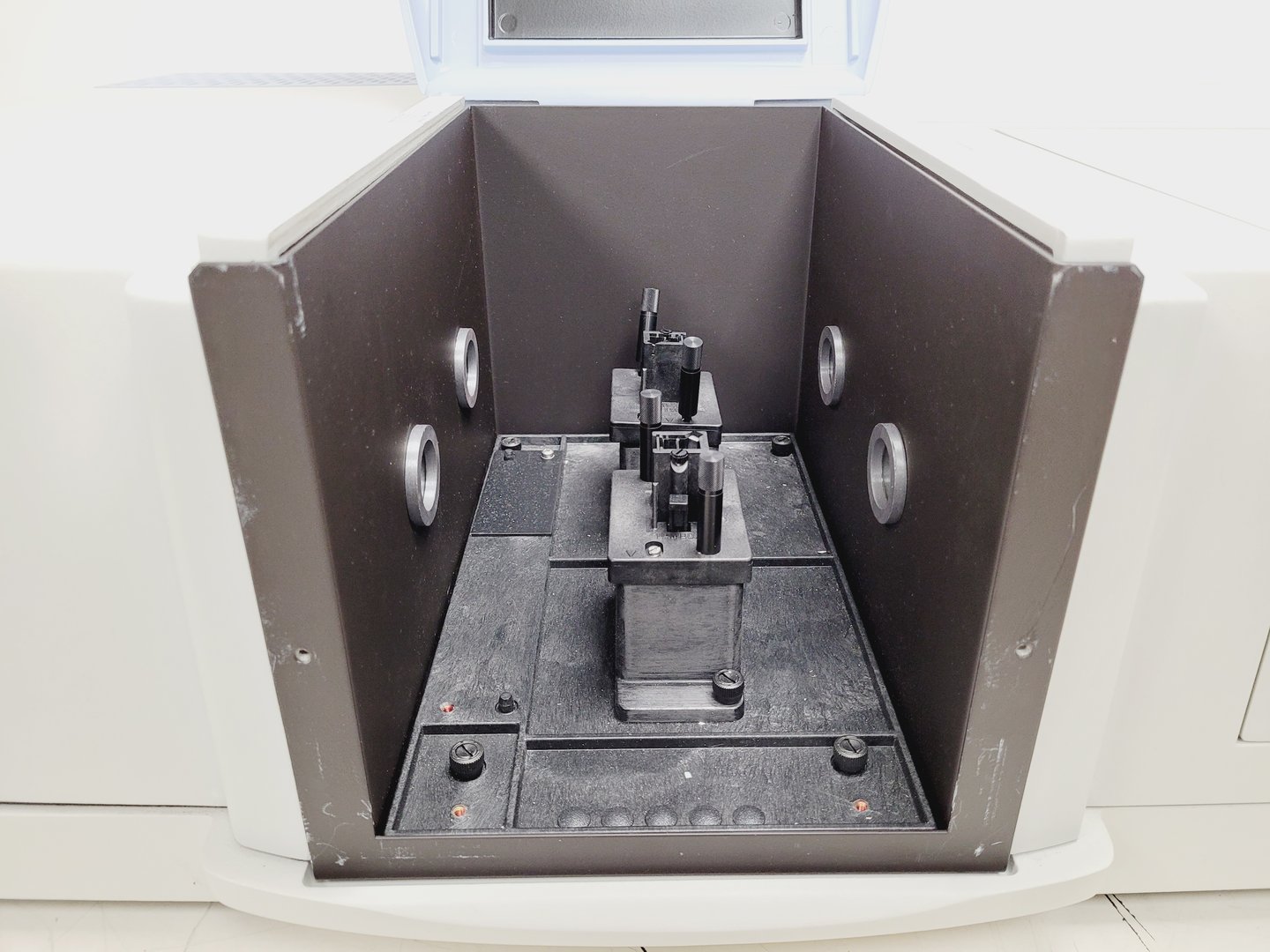 Image of Perkin Elmer Lambda 750 UV/VIS Spectrometer Lab
