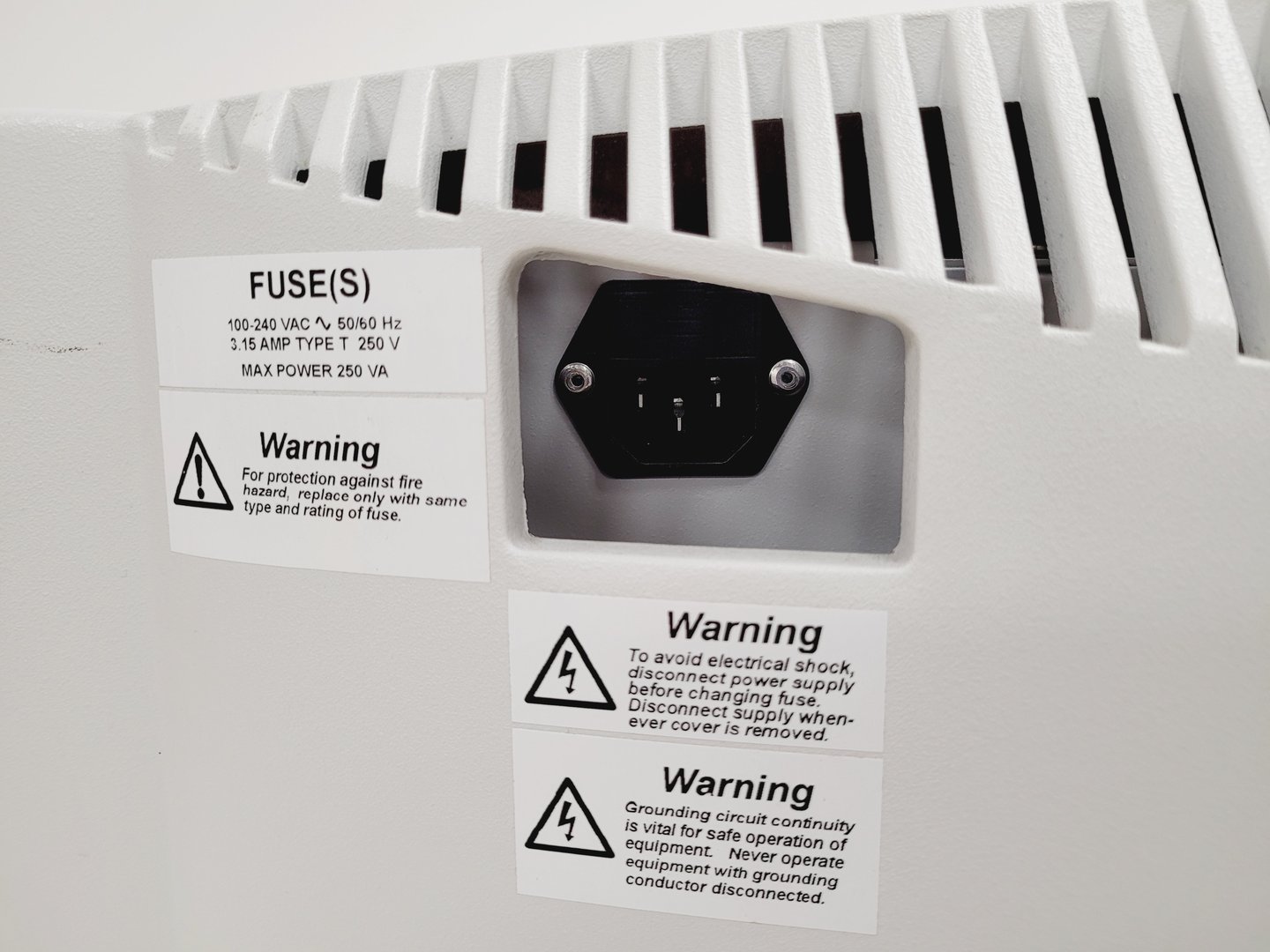 Image of Perkin Elmer Lambda 750 UV/VIS Spectrometer Lab