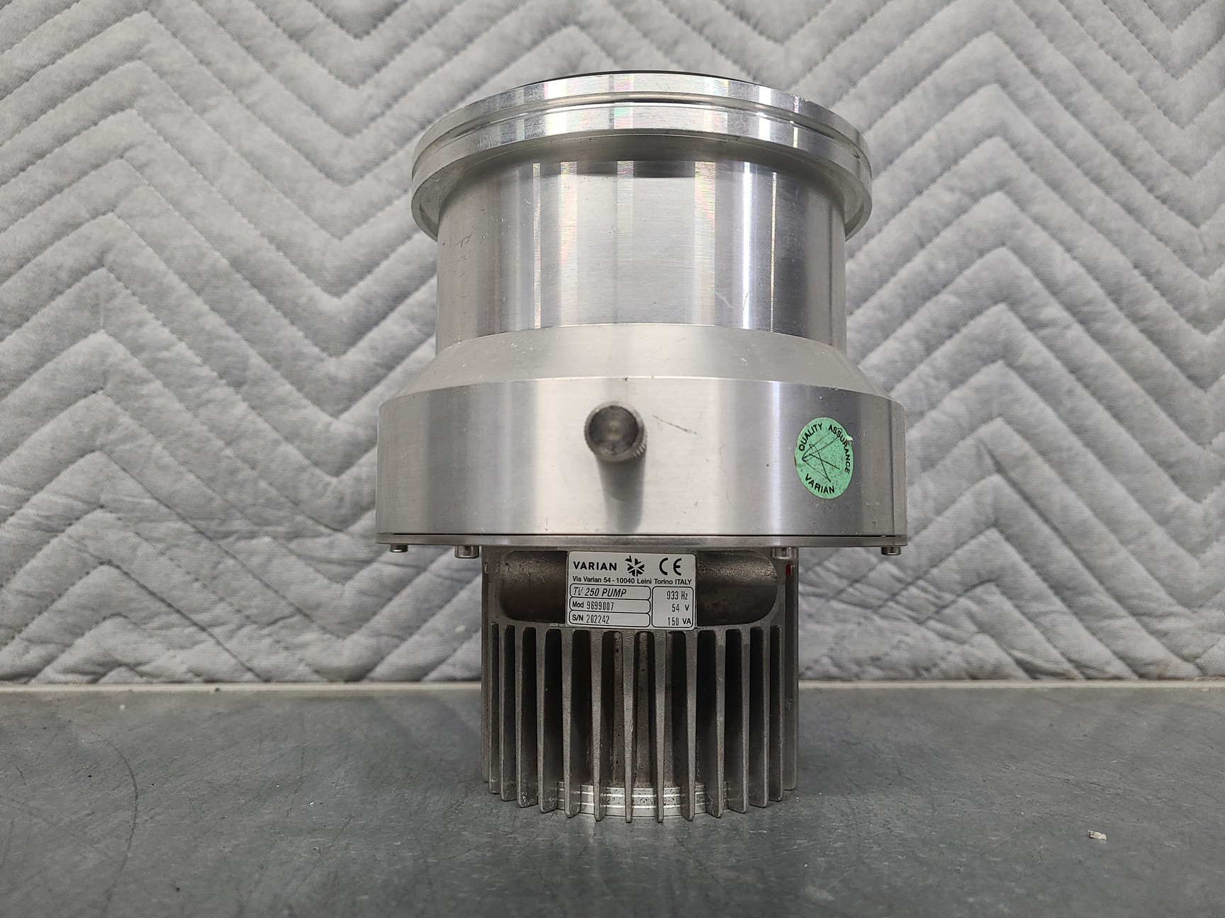 Image of Varian Turbo-V 250 TMP Turbo Pump Macro Torr Turbomolecular Vacuum Pump Faulty