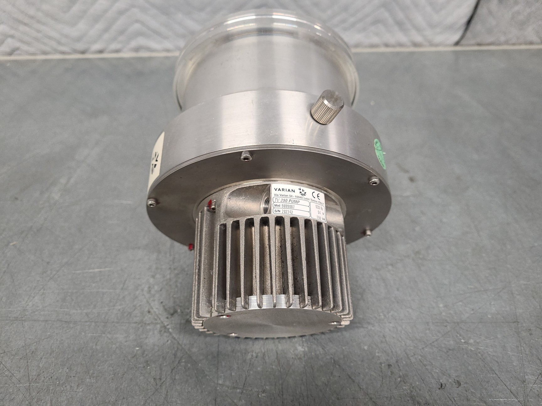 Image of Varian Turbo-V 250 TMP Turbo Pump Macro Torr Turbomolecular Vacuum Pump Faulty