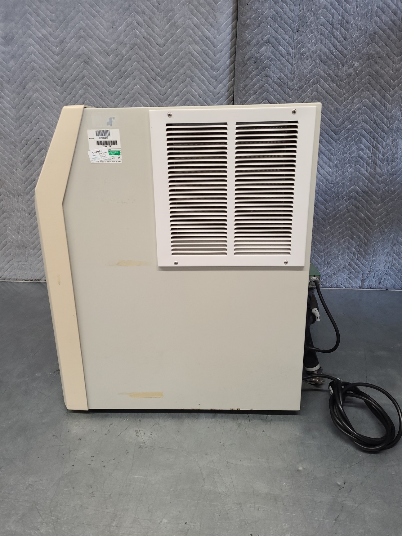 Image of Virtis Advantage Freeze Dryer and Trivac D4B Vacuum Pump Lab