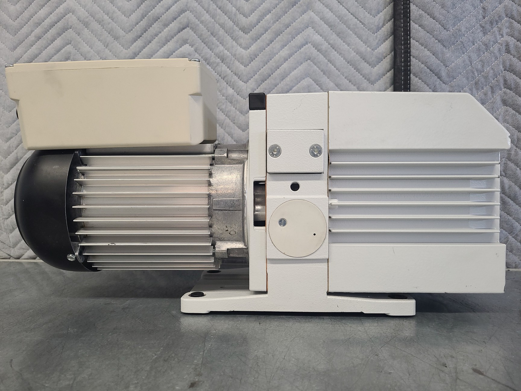 Image of Hanning Elektro-Werke Trivac Rotary Vane Vacuum Pump Typ D8B Lab