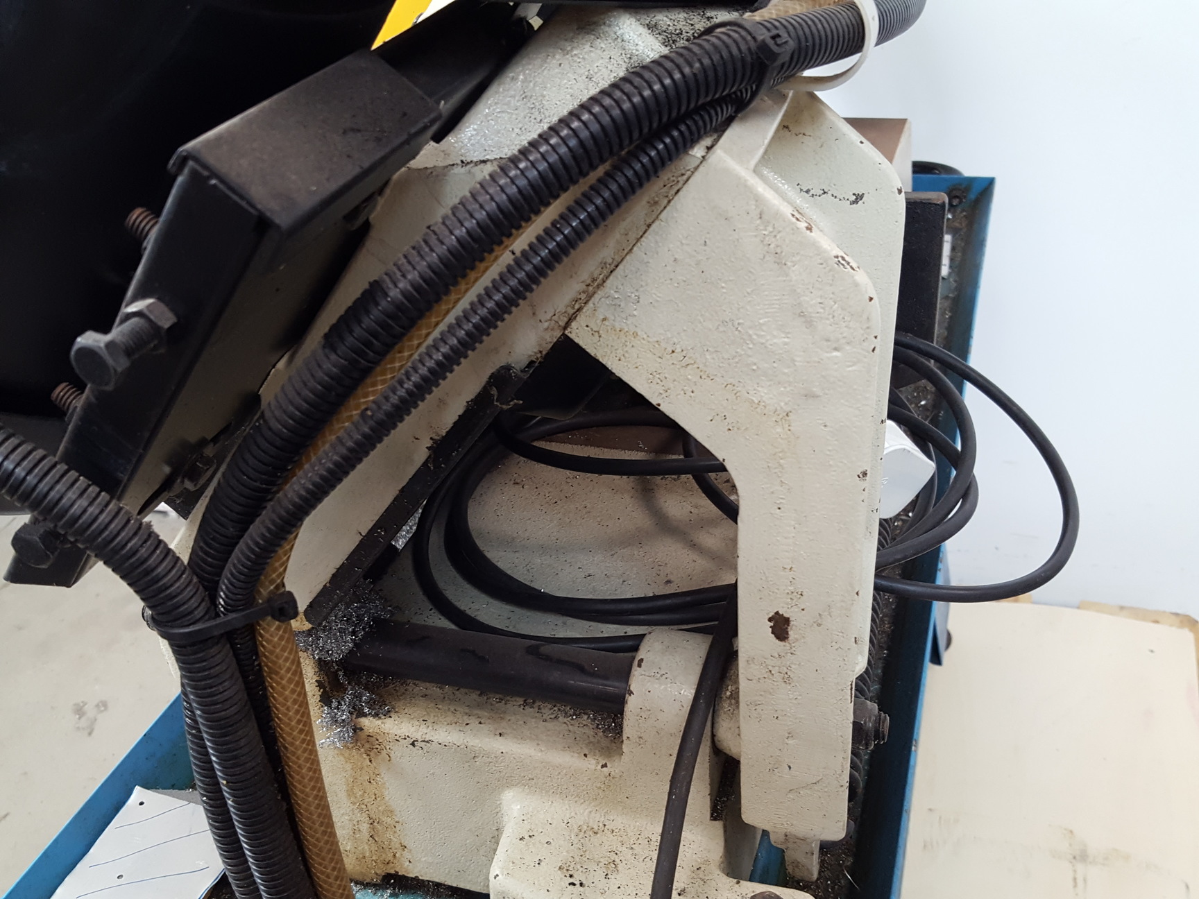 Image of Chester UK 8" Metal Cutting Bandsaw  Model: RF-812N - Band Saw
