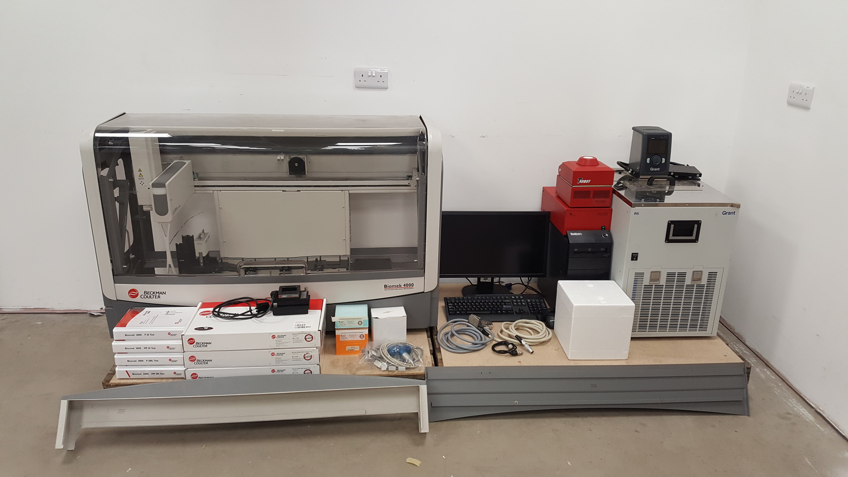 Image of Beckman Coulter Biomek 4000 (2015) Automated Laboratory Workstation PC Software 