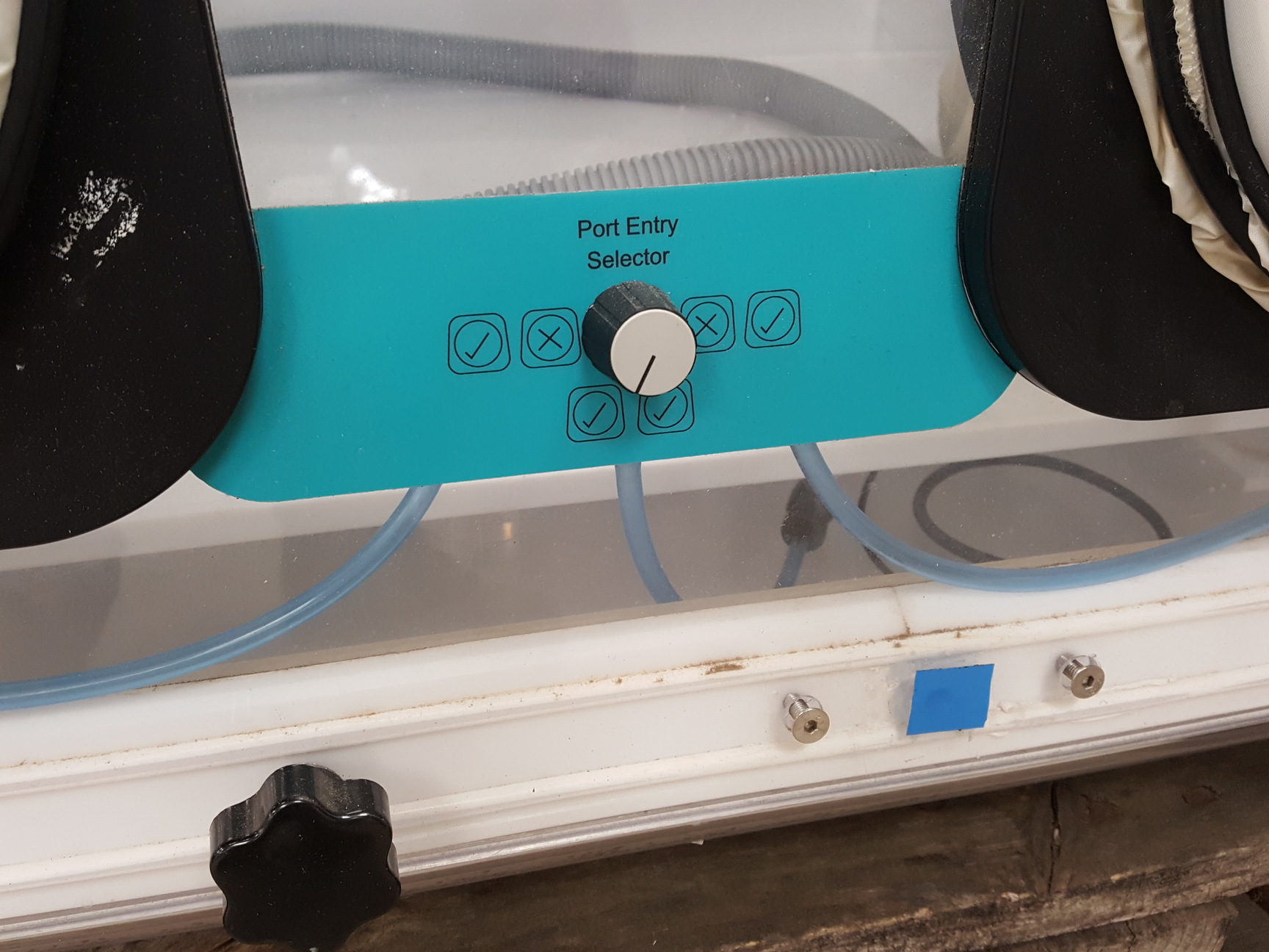 Image of Invivo 2 Hypoxia Workstation 500 w/ Ruskinn Hypoxic Gas Mixer Lab Faulty