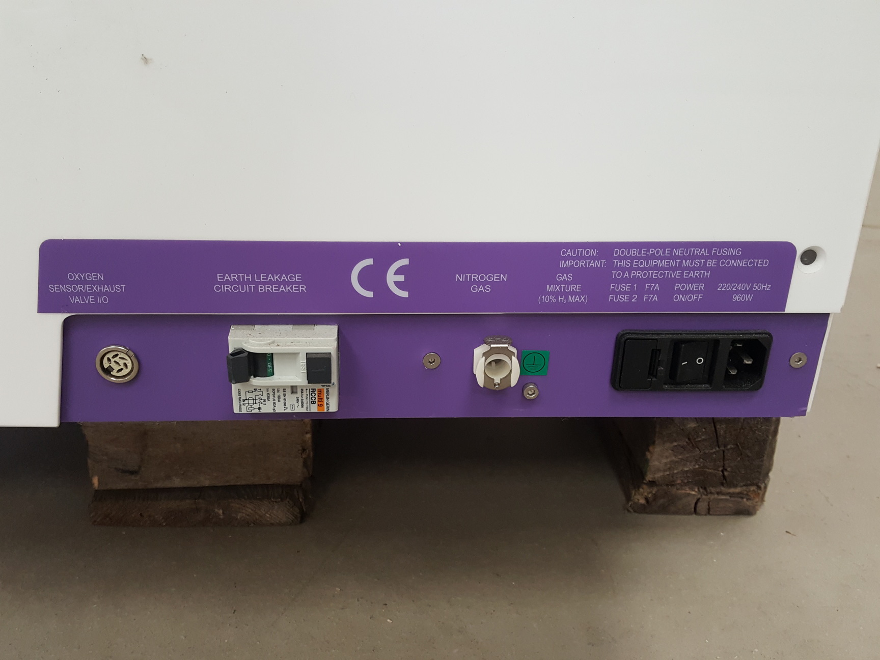 Image of Invivo 2 Hypoxia Workstation 500 w/ Ruskinn Hypoxic Gas Mixer Lab Faulty