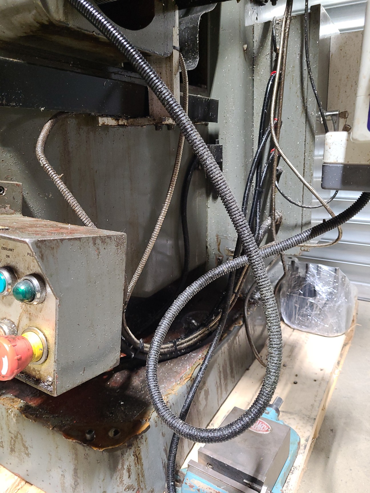 Image of King Rich KR-V2000 Vertical Milling Machine Engineering Workshop + Work Clamps