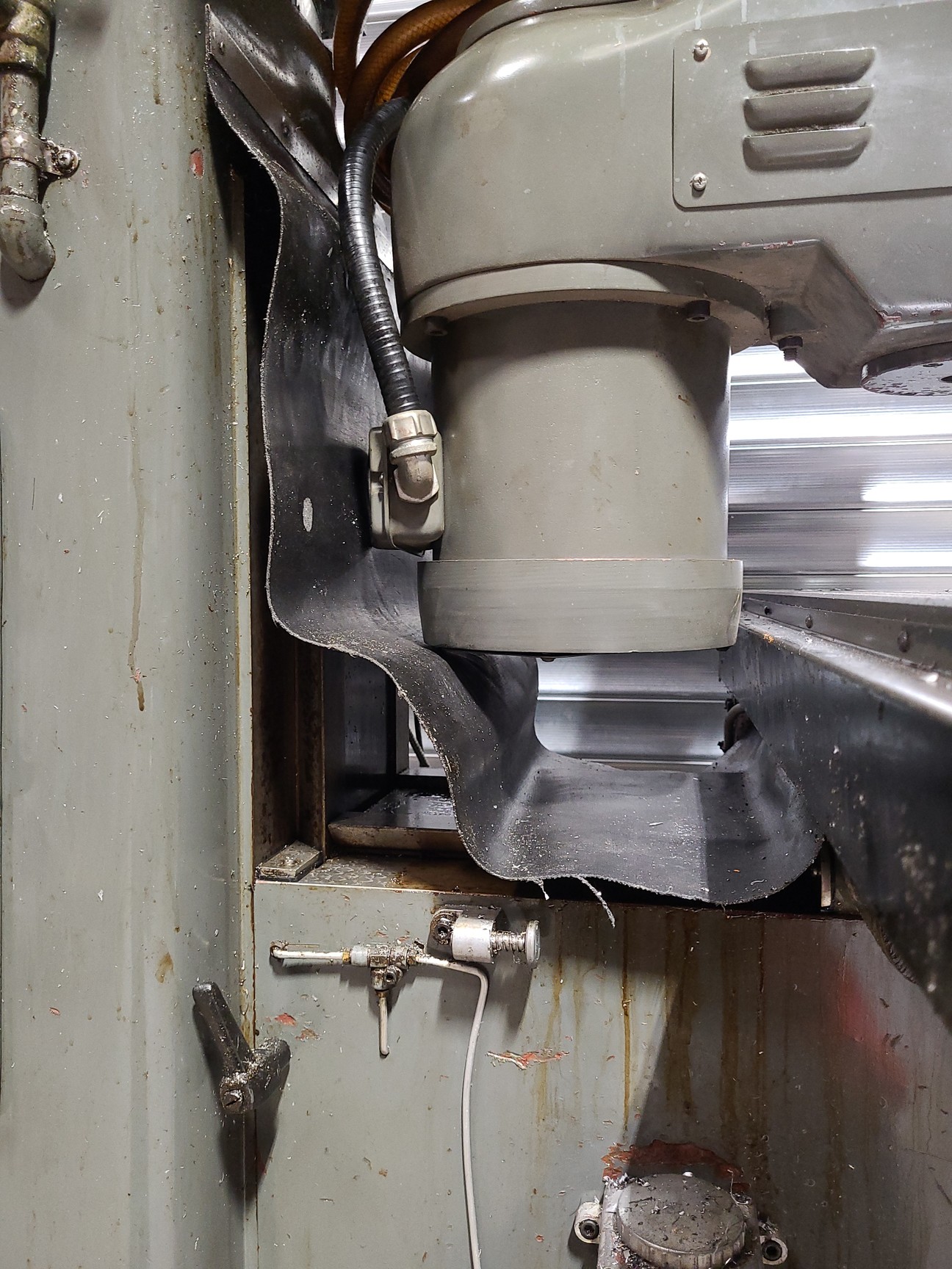 Image of King Rich KR-V2000 Vertical Milling Machine Engineering Workshop + Work Clamps