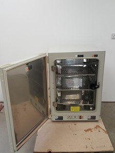 Thumbnail image of Sanyo MCO-18AIC(UV) CO2 Laboratory Incubator Lab