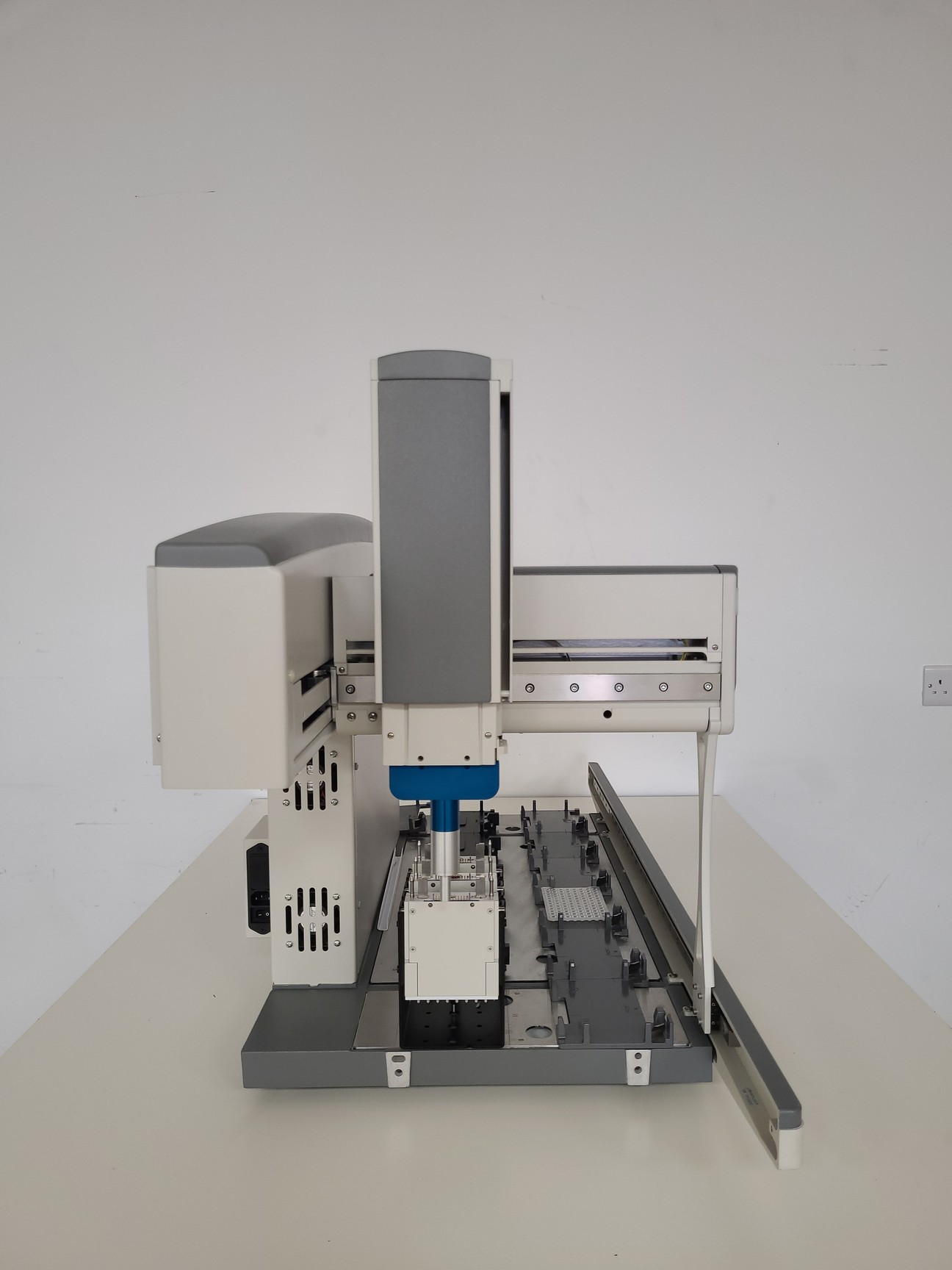 Image of Beckman Coulter Biomek 4000 High Precision Liquid Handling System Lab
